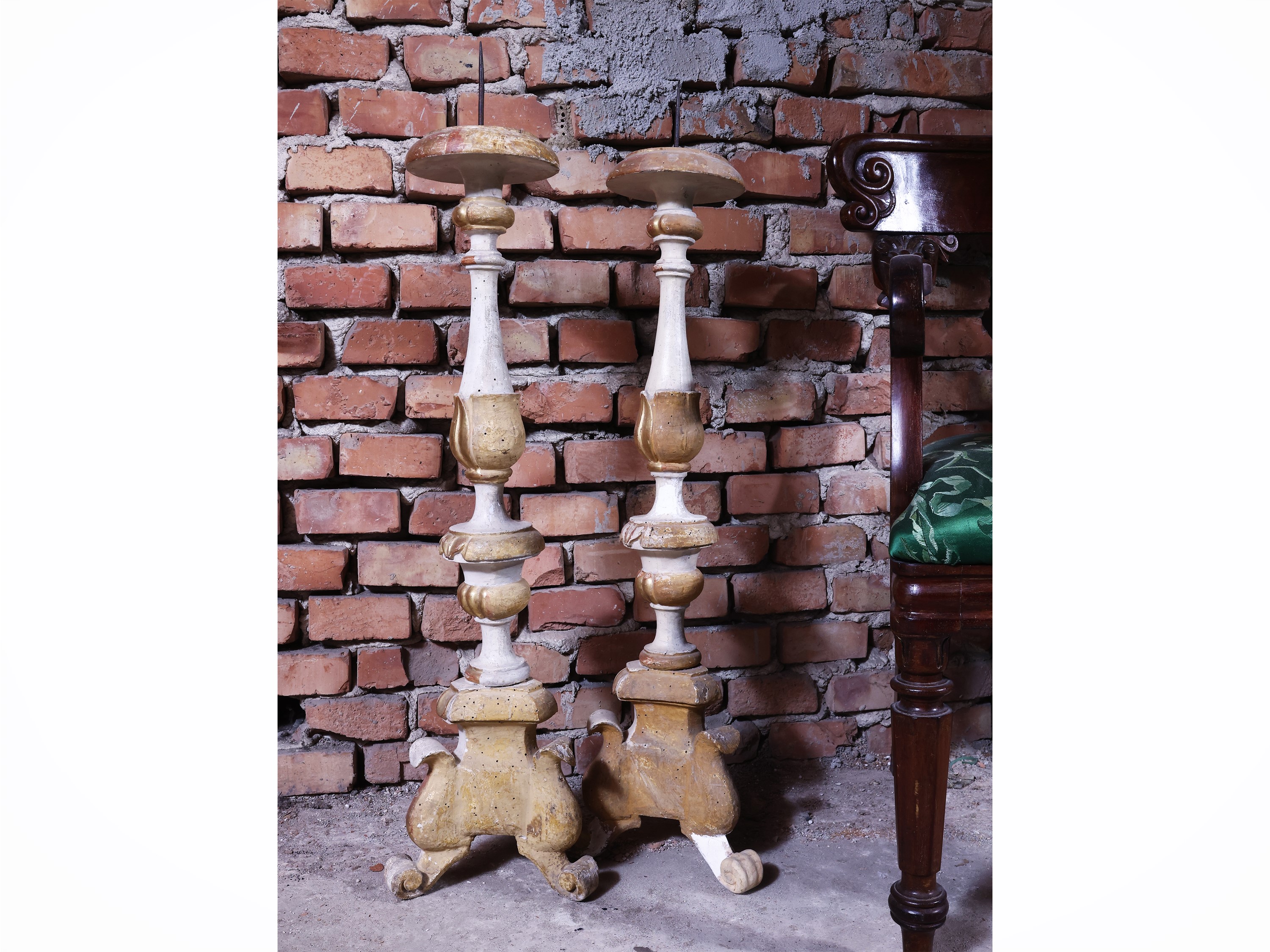 Coppia di torciere in legno laccato bianco lumeggiate in oro, XVIII secolo