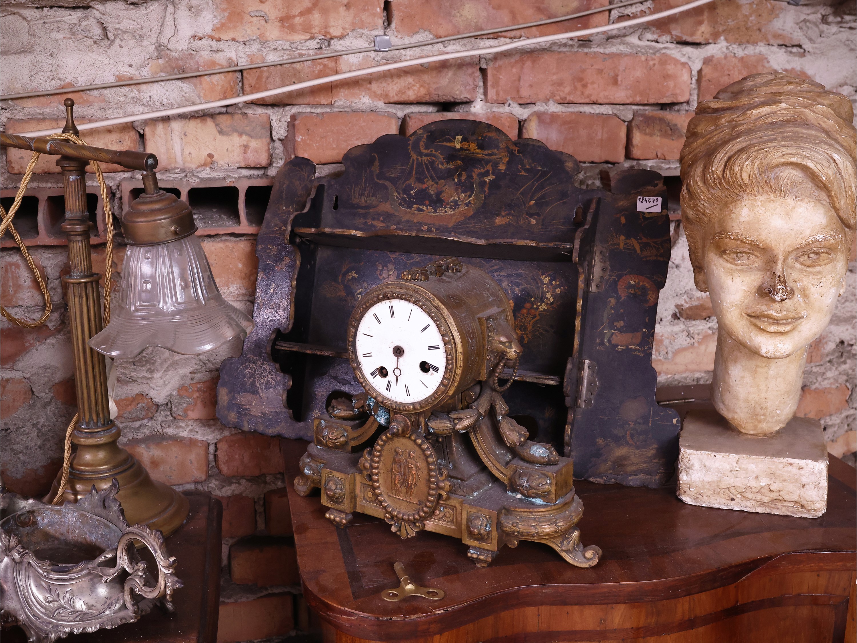 Miscellanea di curiosità d’epoca, XIX/XX secolo (flaconi da toilette e lume da tavolo)