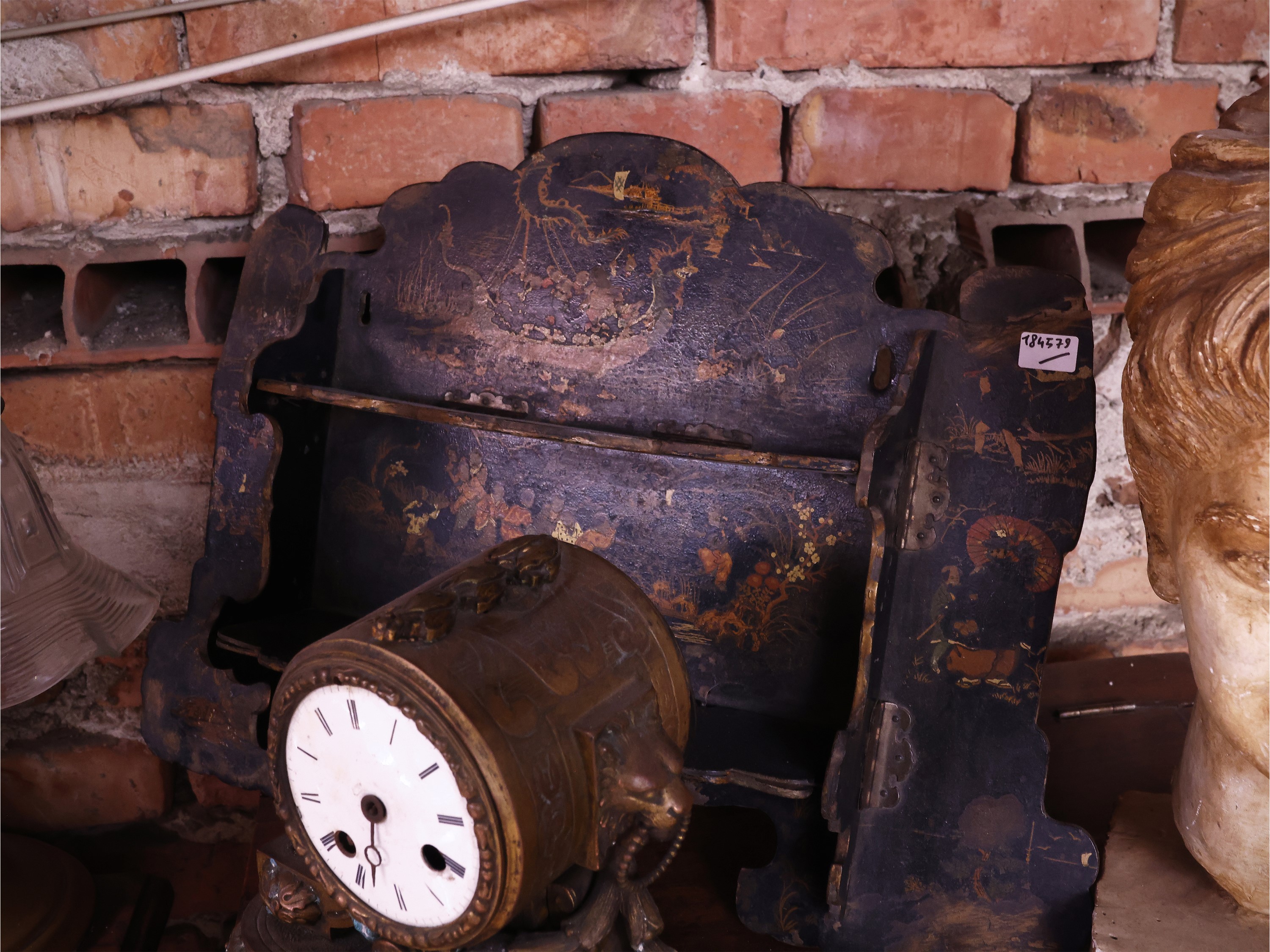 Miscellanea di curiosità d’epoca, XIX/XX secolo (flaconi da toilette e lume da tavolo)