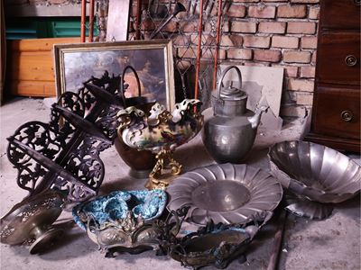 Etagère da muro ad angolo traforata a volute, miscellanea di curiosità d'epoca
