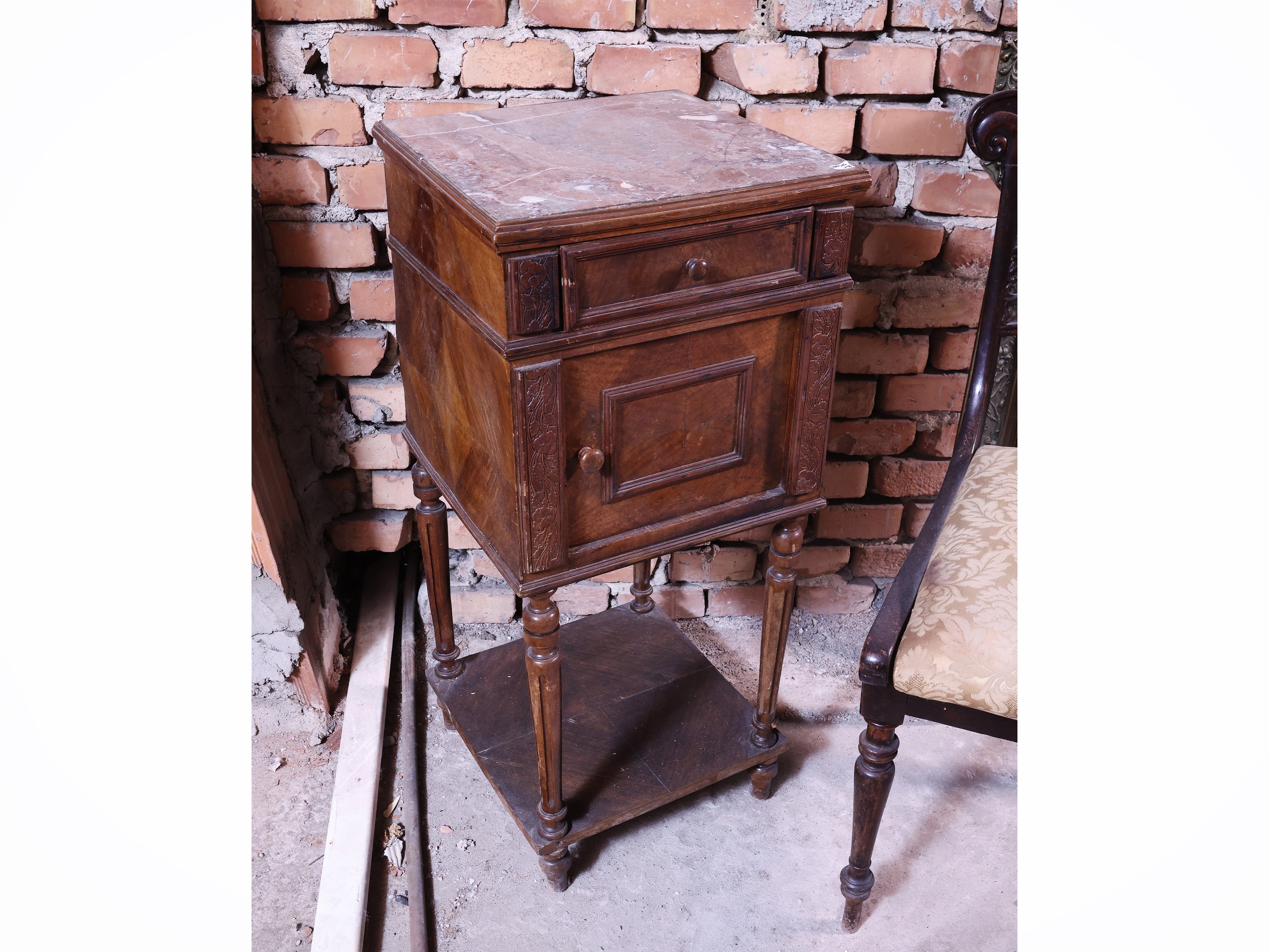 Complementi di arredo d’epoca, mobile d’angolo con specchiera e comodino con piano in marmo (XIX/...