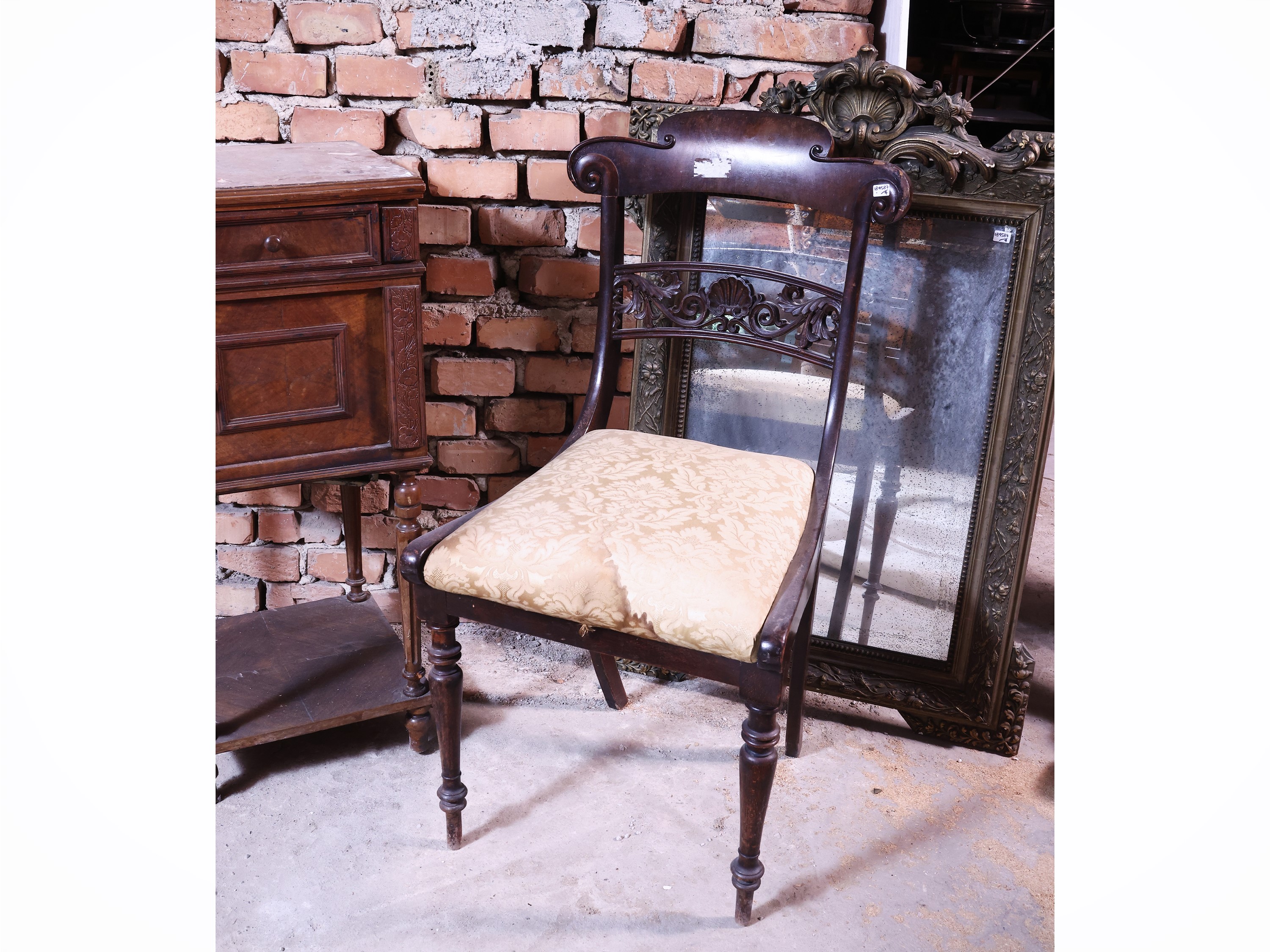 Complementi di arredo d’epoca, mobile d’angolo con specchiera e comodino con piano in marmo (XIX/...