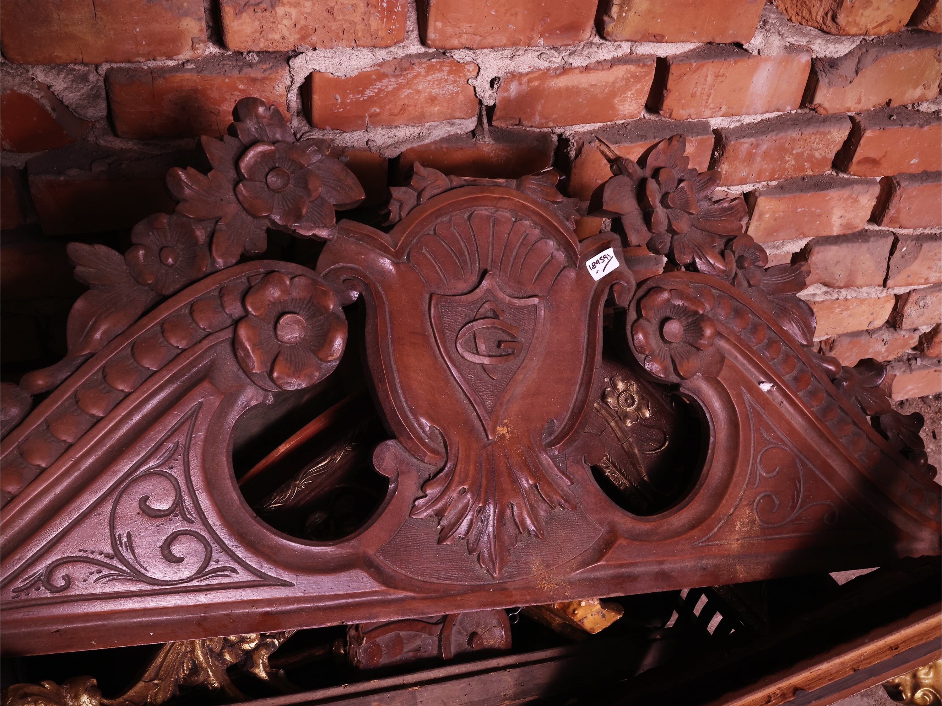 Miscellanea di frammenti in legno dorati
