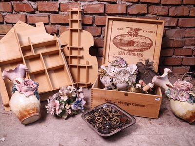 Miscellanea di curiosità d’epoca, tra vasi in terraglia napoletana e accessori (fibbie)