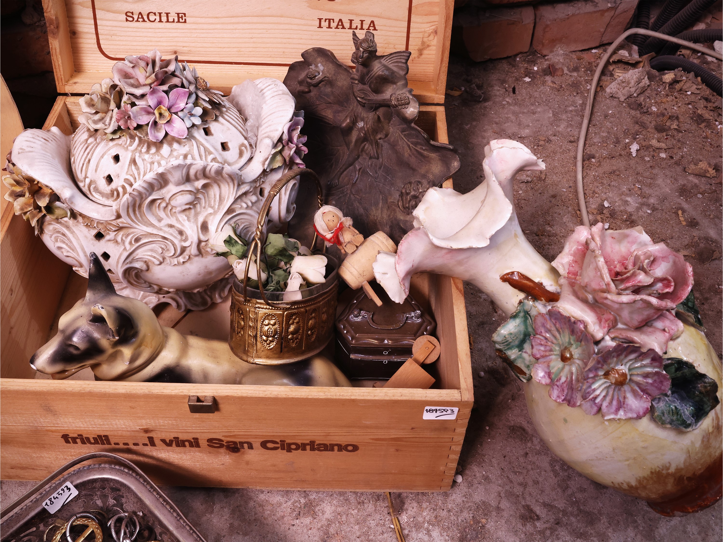 Miscellanea di curiosità d’epoca, tra vasi in terraglia napoletana e accessori (fibbie)