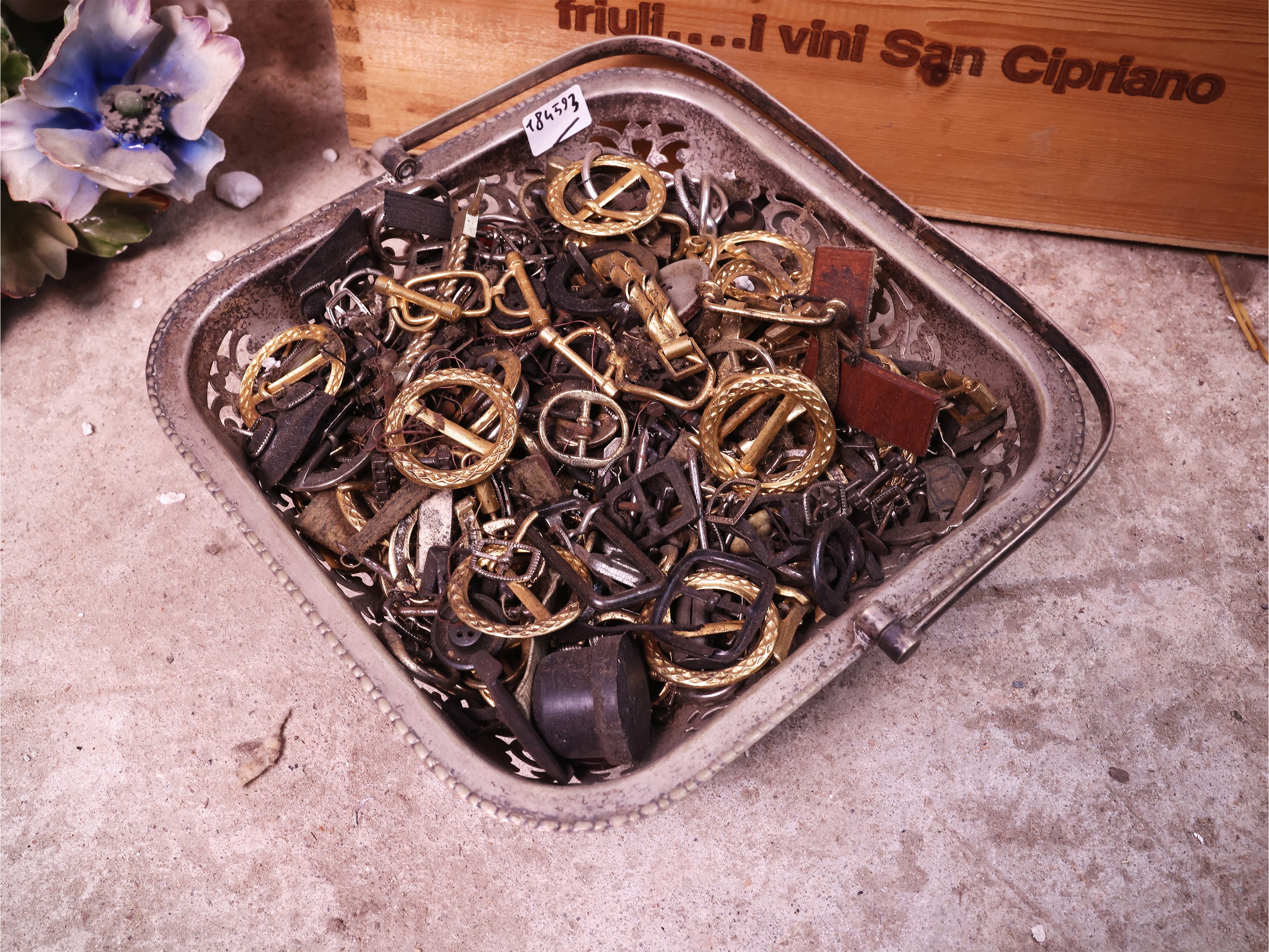 Miscellanea di curiosità d’epoca, tra vasi in terraglia napoletana e accessori (fibbie)