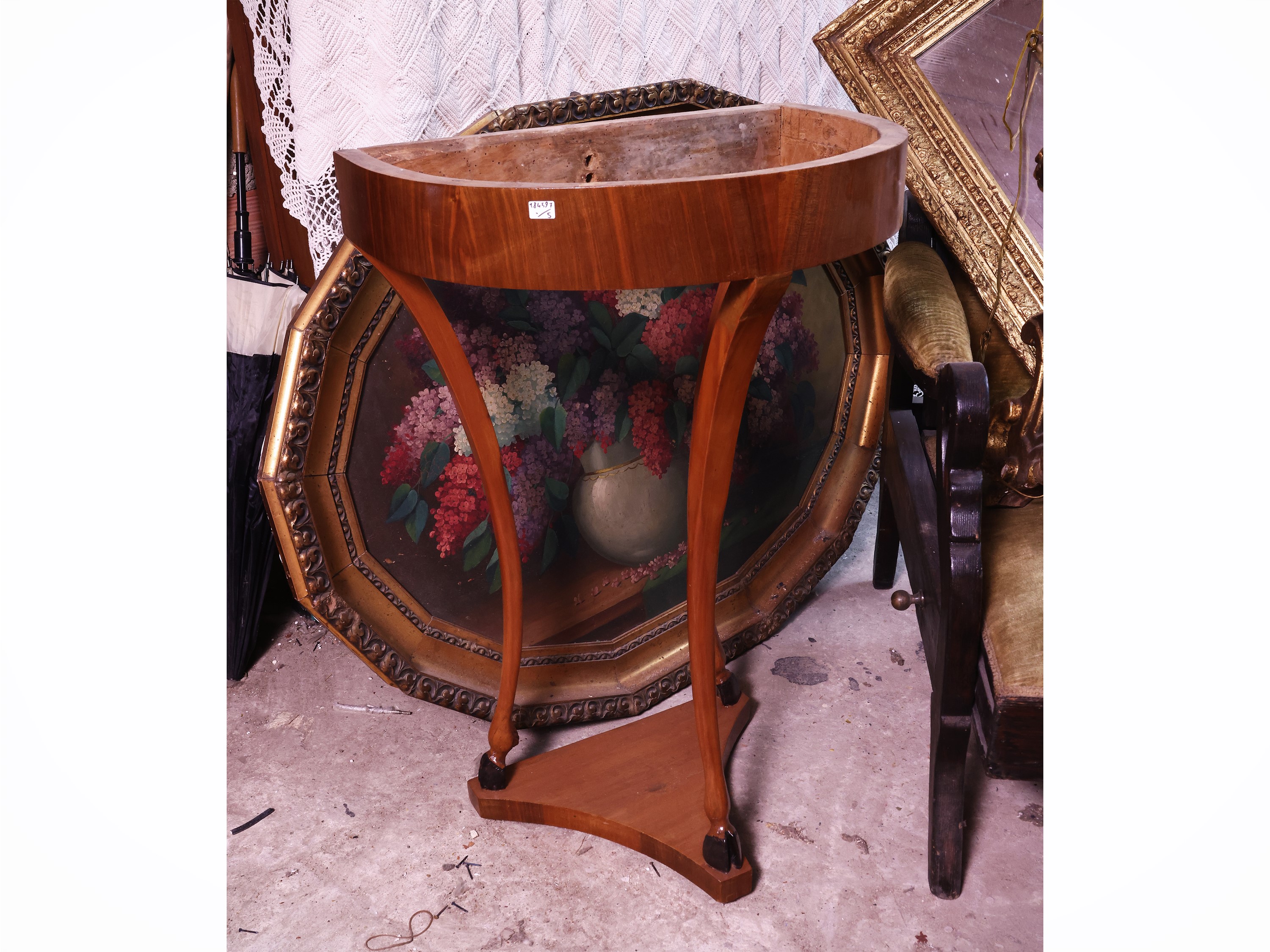 Complementi di arredo d’epoca, poltroncina in velluto verde e altri arredi