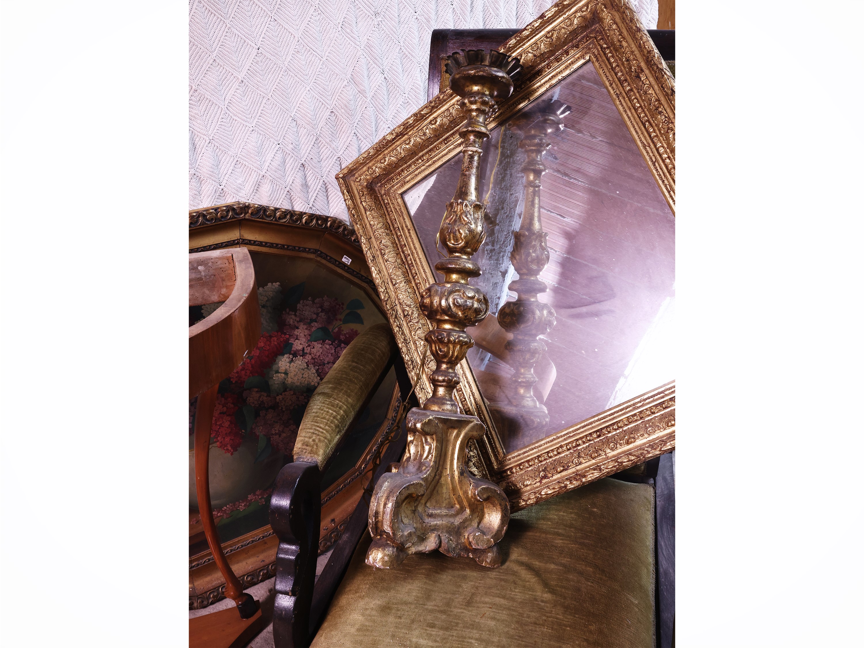 Complementi di arredo d’epoca, poltroncina in velluto verde e altri arredi