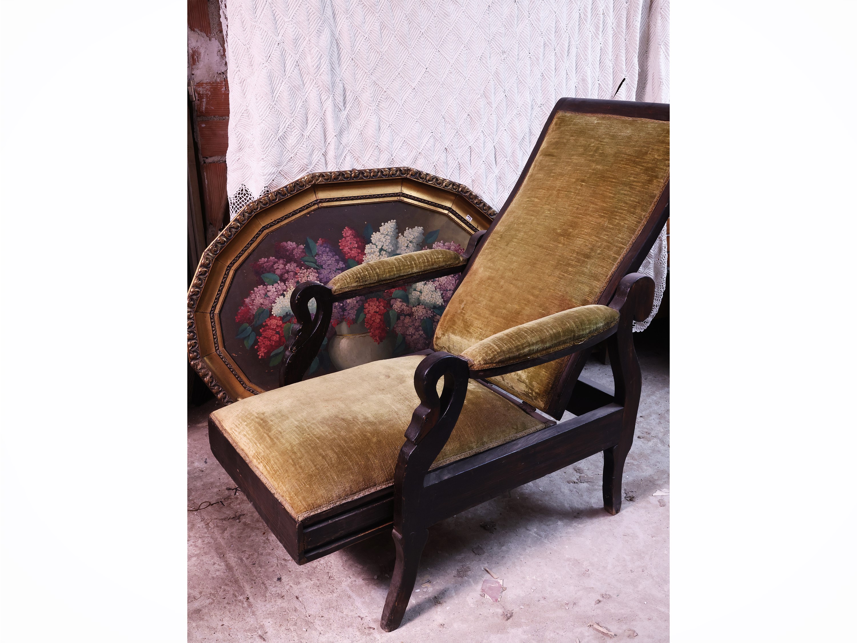 Complementi di arredo d’epoca, poltroncina in velluto verde e altri arredi