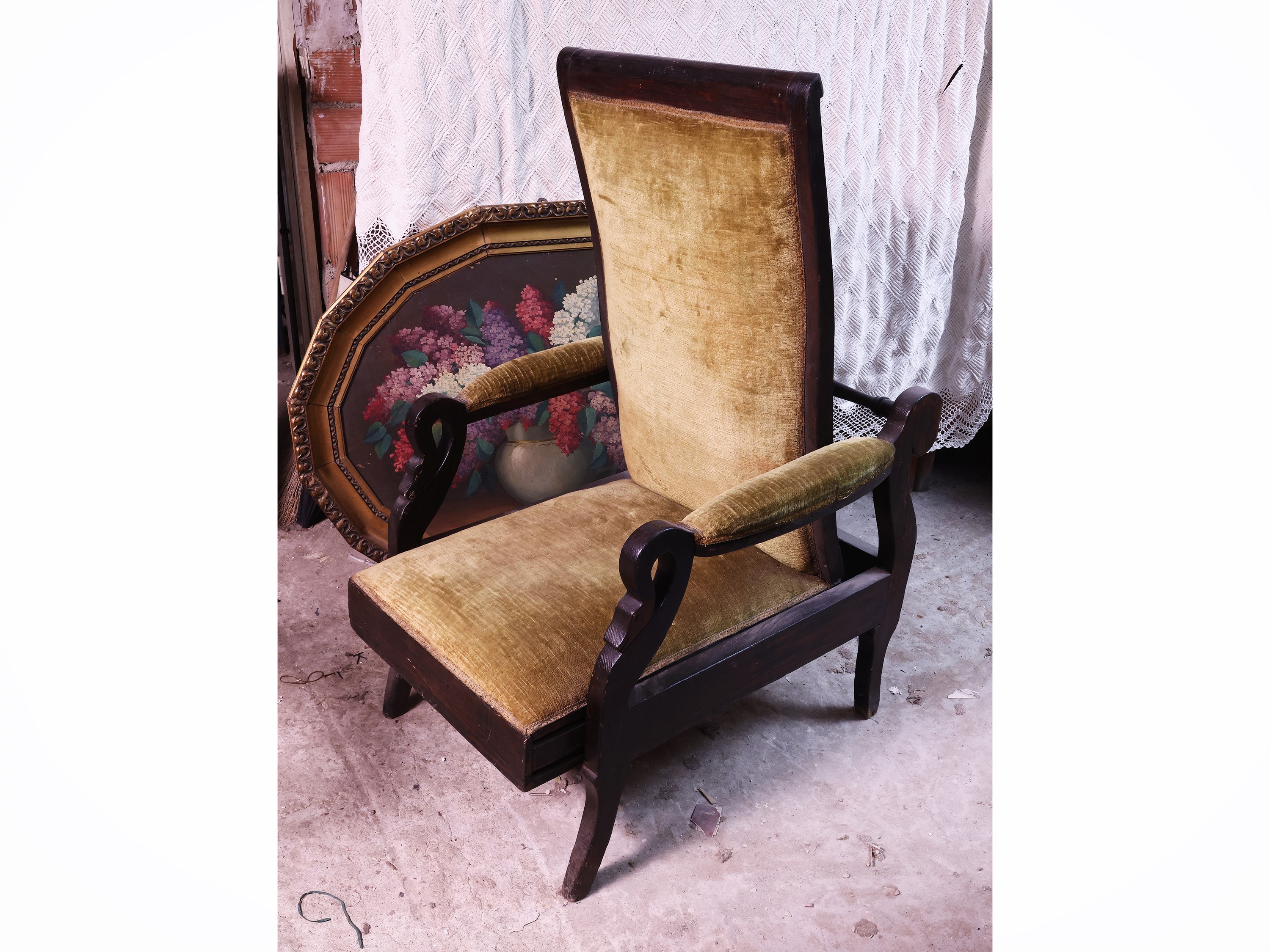 Complementi di arredo d’epoca, poltroncina in velluto verde e altri arredi
