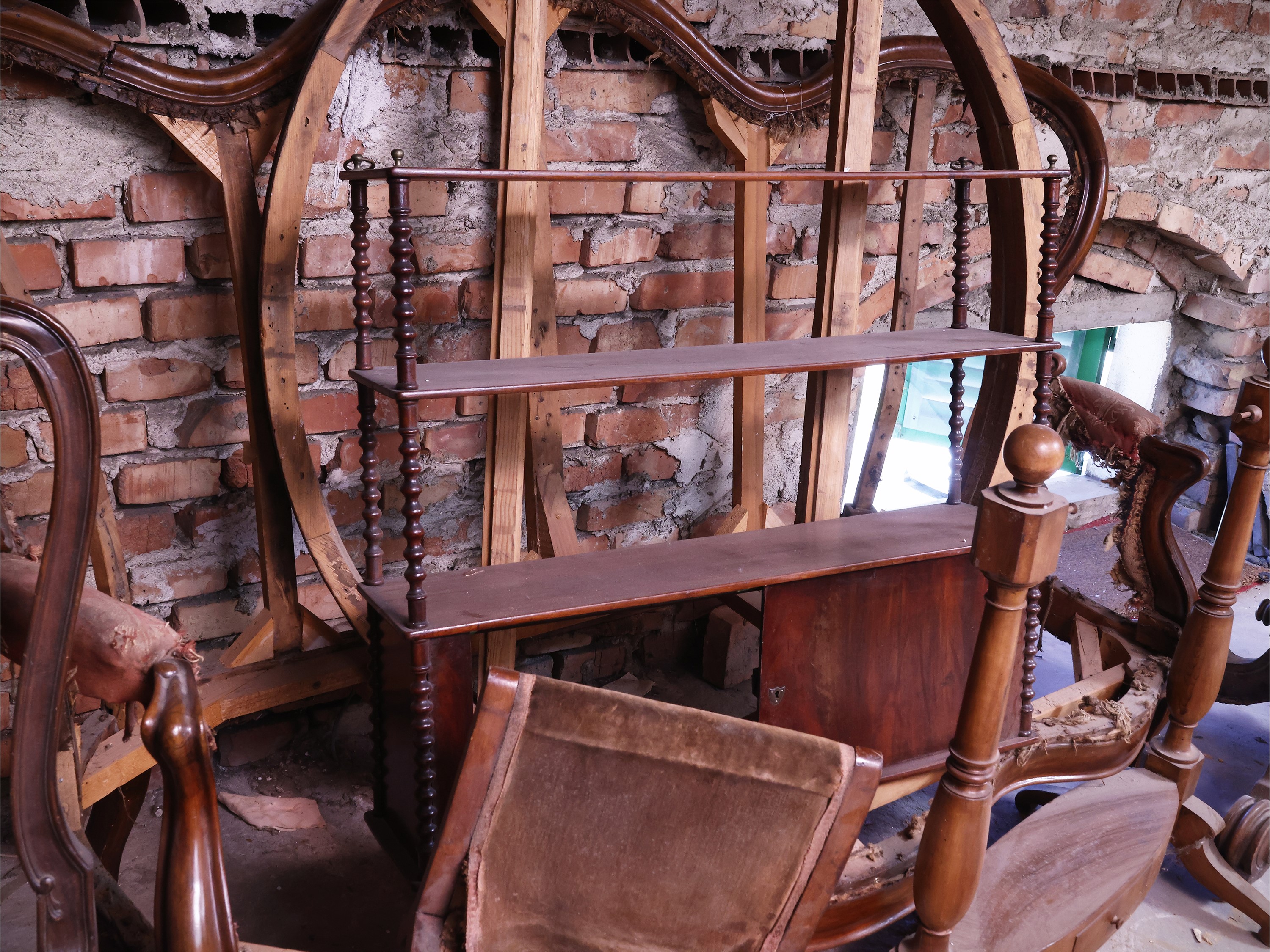 Insieme di arredi d’epoca da restaurare, XIX/XX secolo