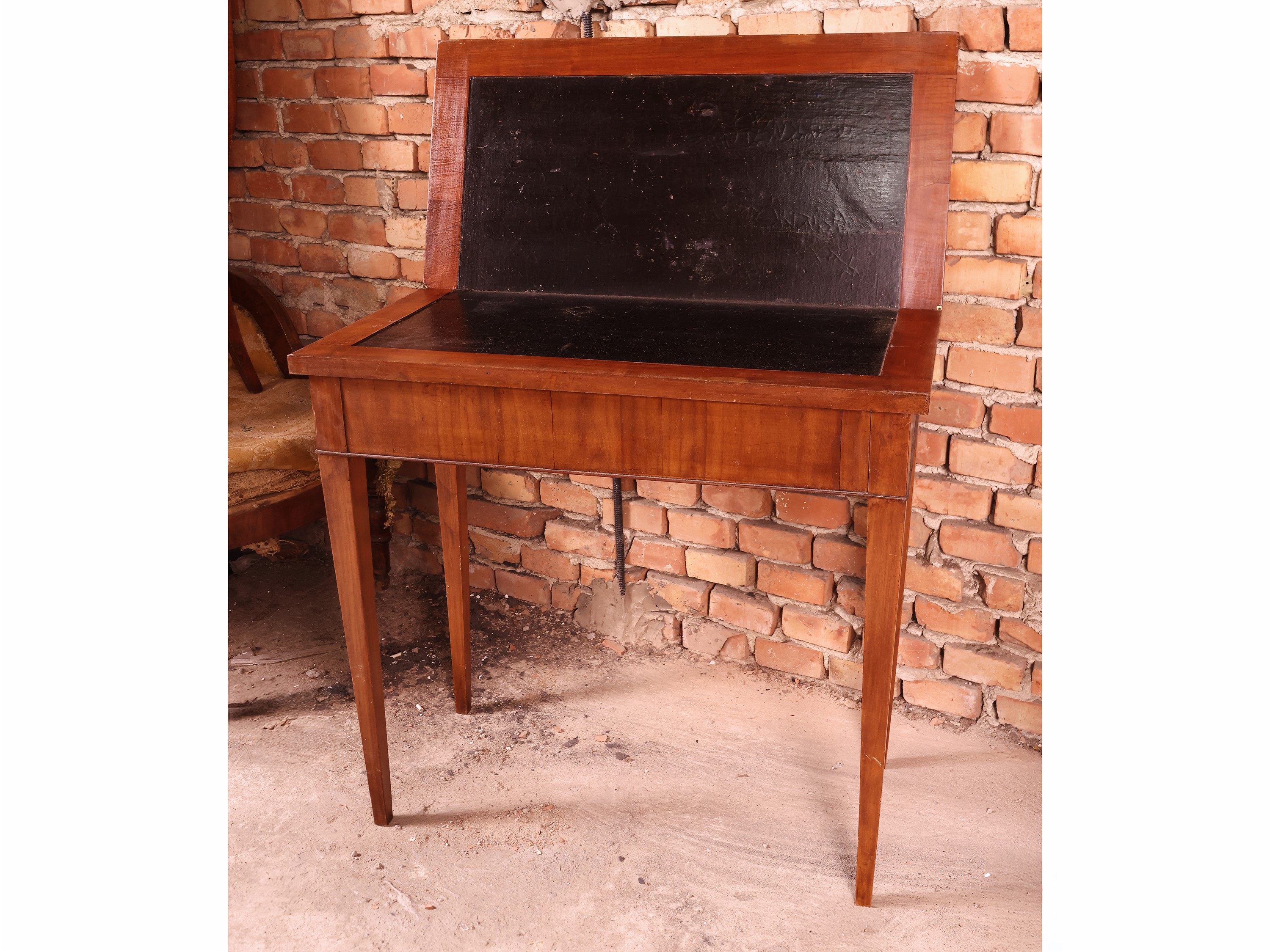 Tavolino da gioco, fine XVIII secolo, noce