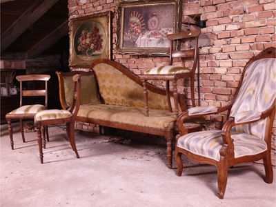 Assortimento di arredi d’epoca (XIX/XX secolo), tra sedute e dipinti floreali