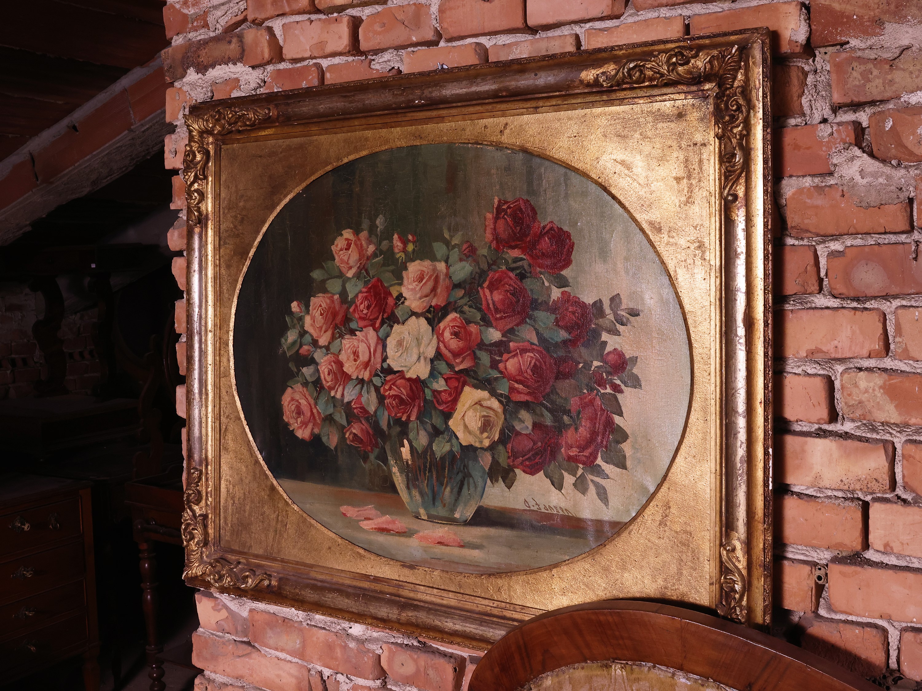 Assortimento di arredi d’epoca (XIX/XX secolo), tra sedute e dipinti floreali