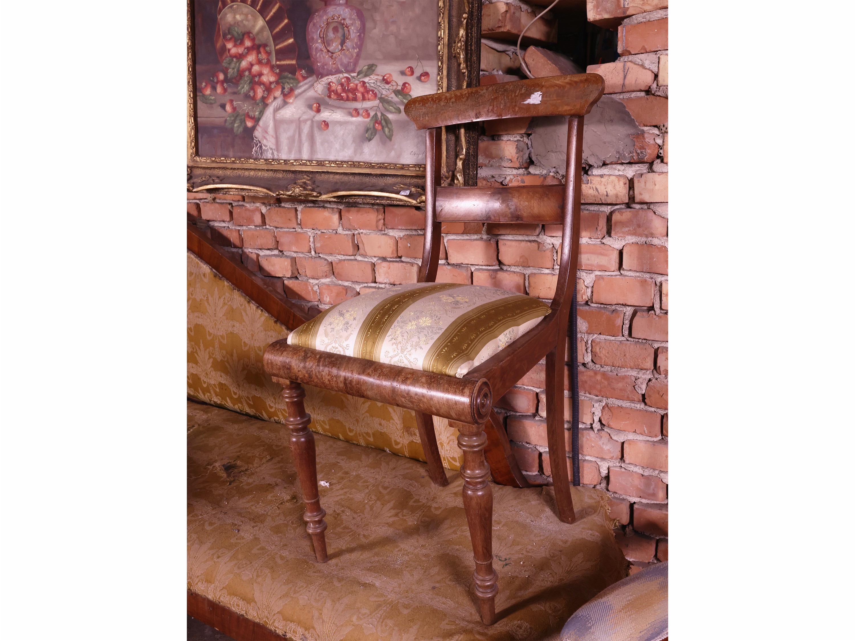 Assortimento di arredi d’epoca (XIX/XX secolo), tra sedute e dipinti floreali