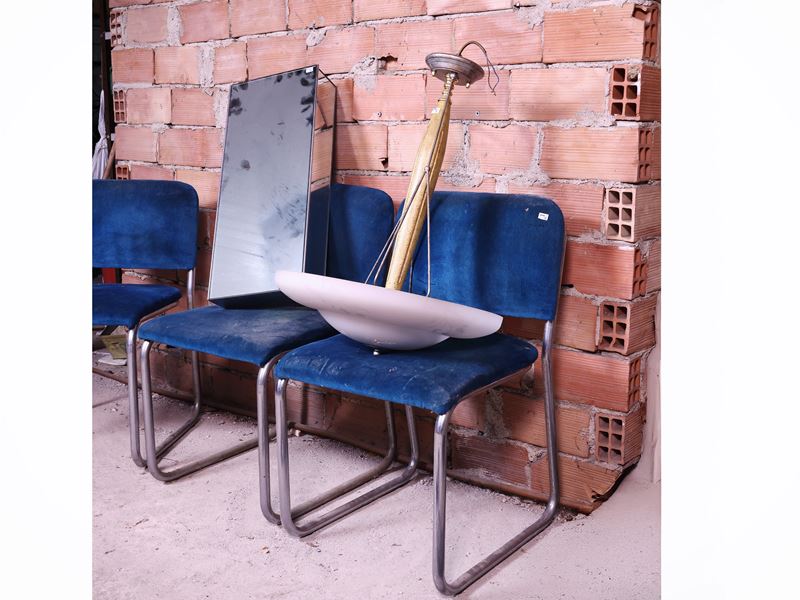 Complementi di arredo di modernariato: tre sedie in acciaio rivestite in velluto bluette
