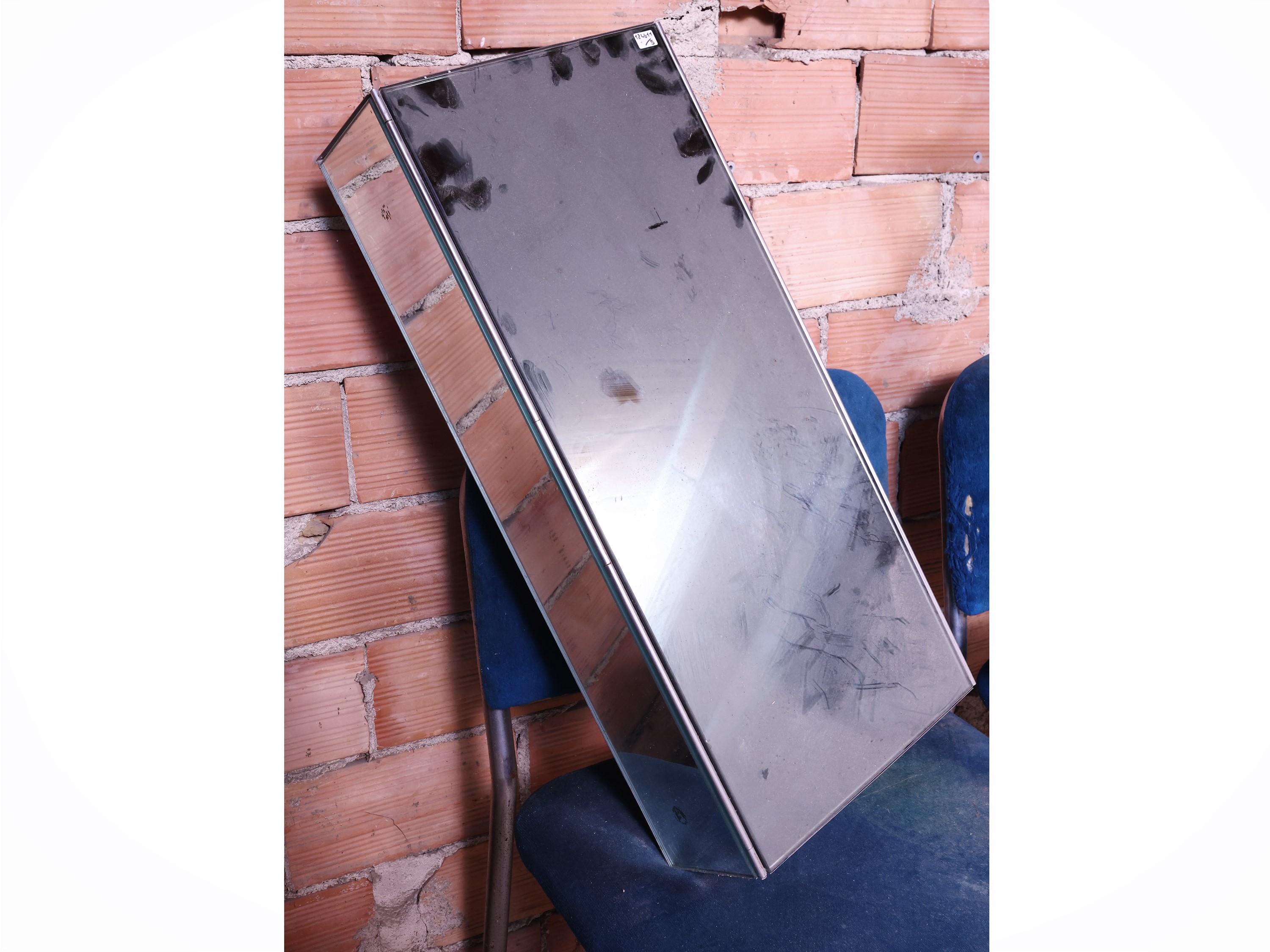Complementi di arredo di modernariato: tre sedie in acciaio rivestite in velluto bluette