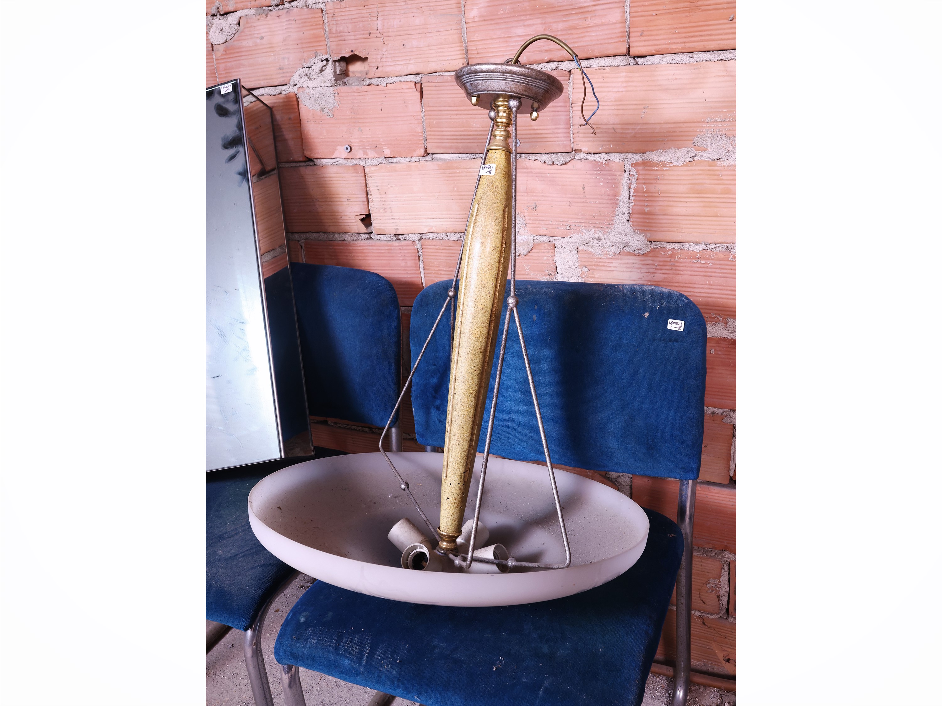 Complementi di arredo di modernariato: tre sedie in acciaio rivestite in velluto bluette