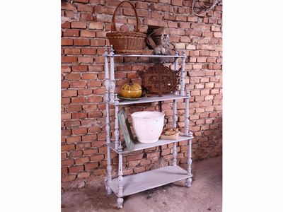 Etagère in legno tinto bianco, curiosità d’epoca