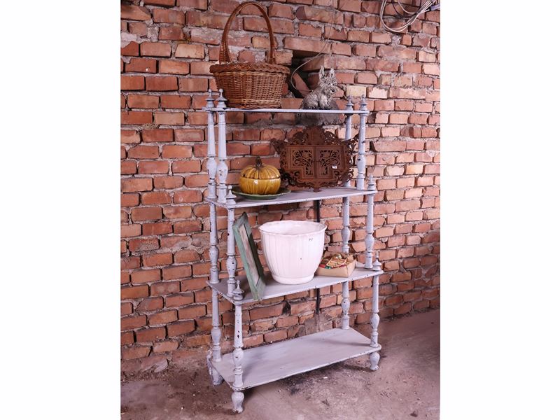 Etagère in legno tinto bianco, curiosità d’epoca