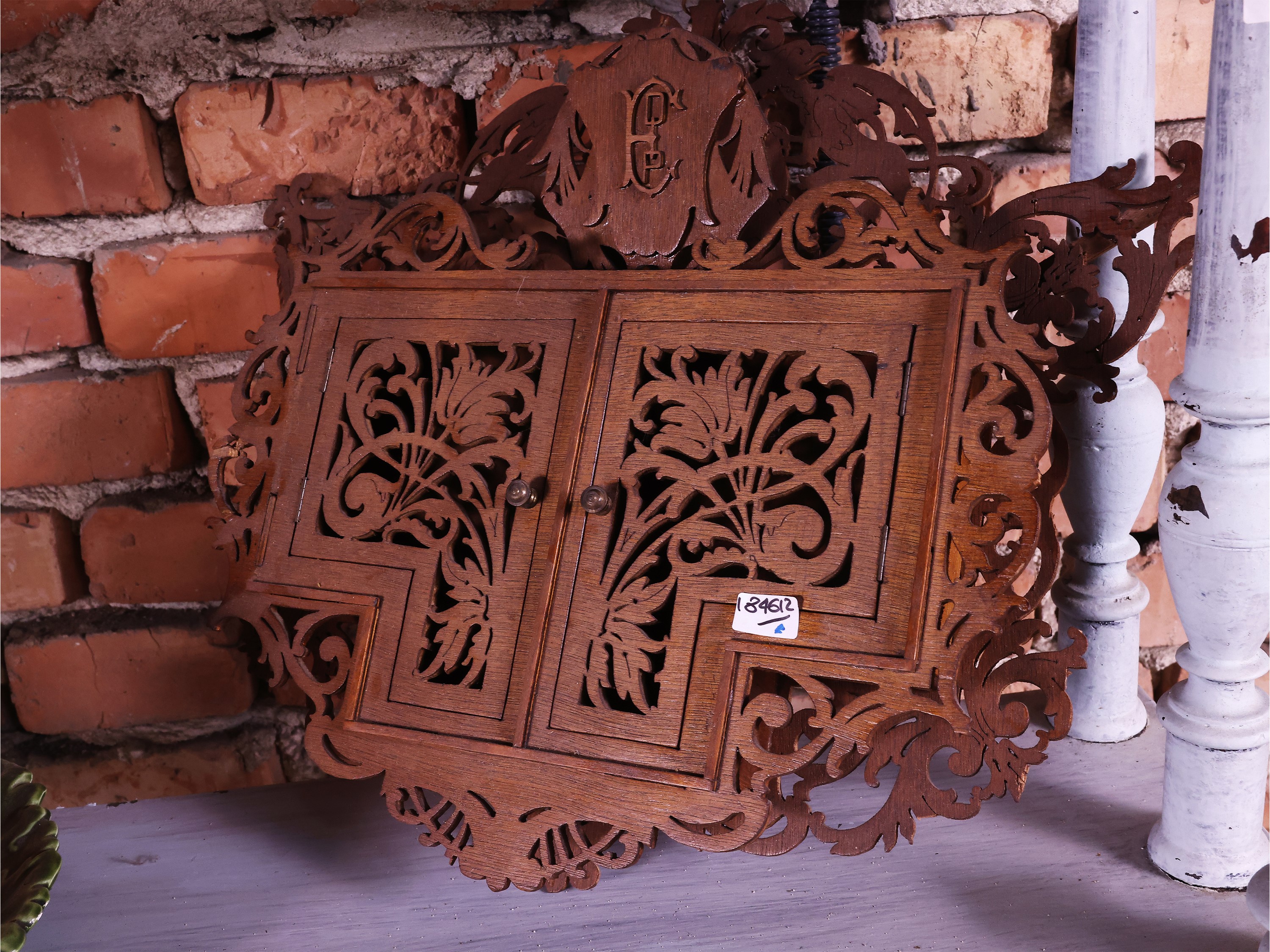 Etagère in legno tinto bianco, curiosità d’epoca