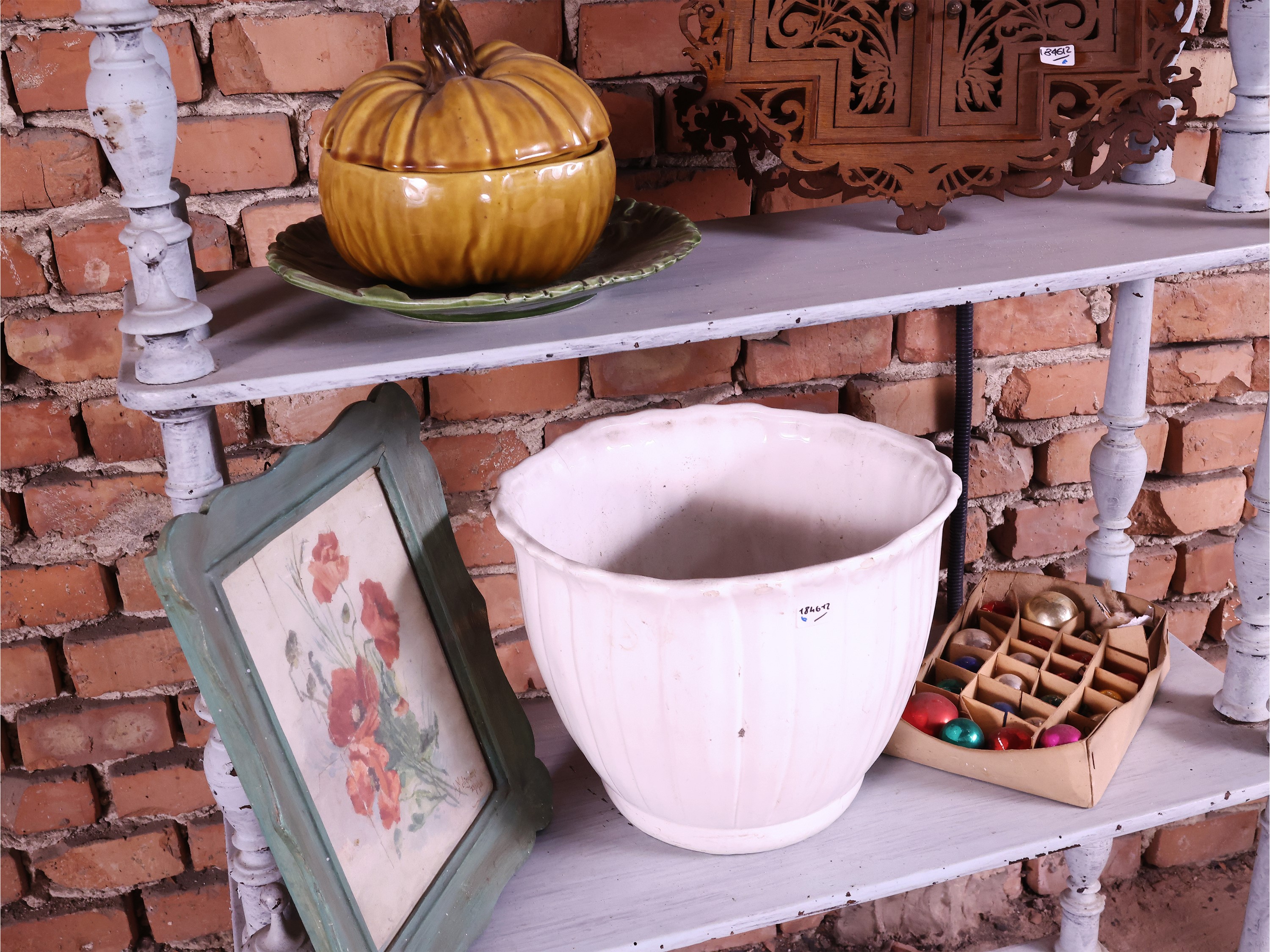 Etagère in legno tinto bianco, curiosità d’epoca