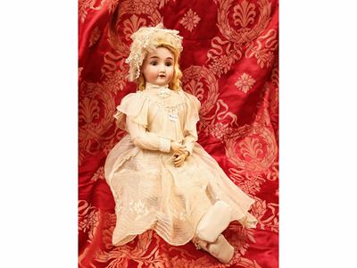 Bambola in biscuit, occhi mobili in vetro e abito in organza ricamata (inizio XX secolo)