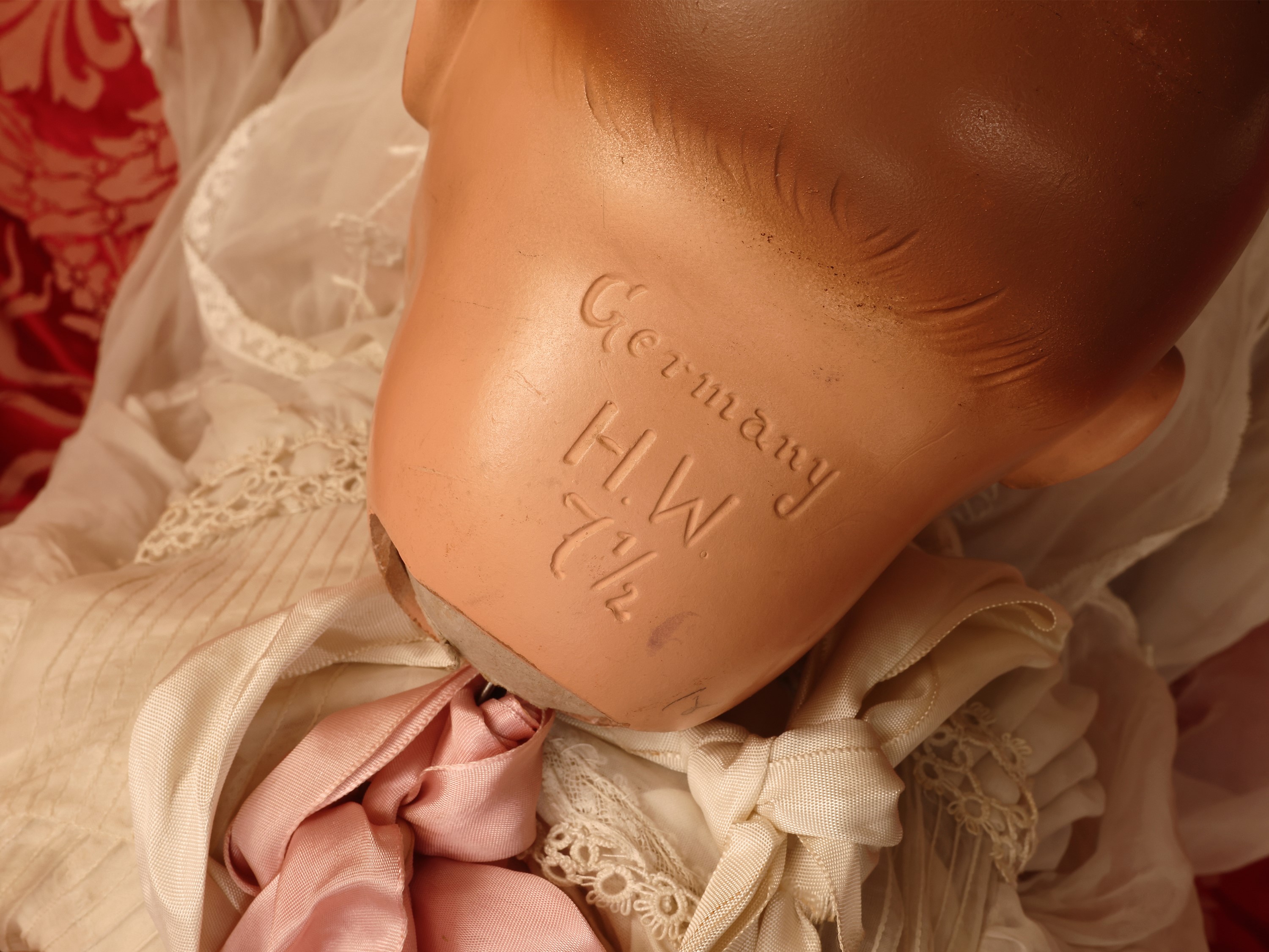 Germania, inizio del XX secolo, Figura di bambola con occhi mobili in vetro e abito in organza di...