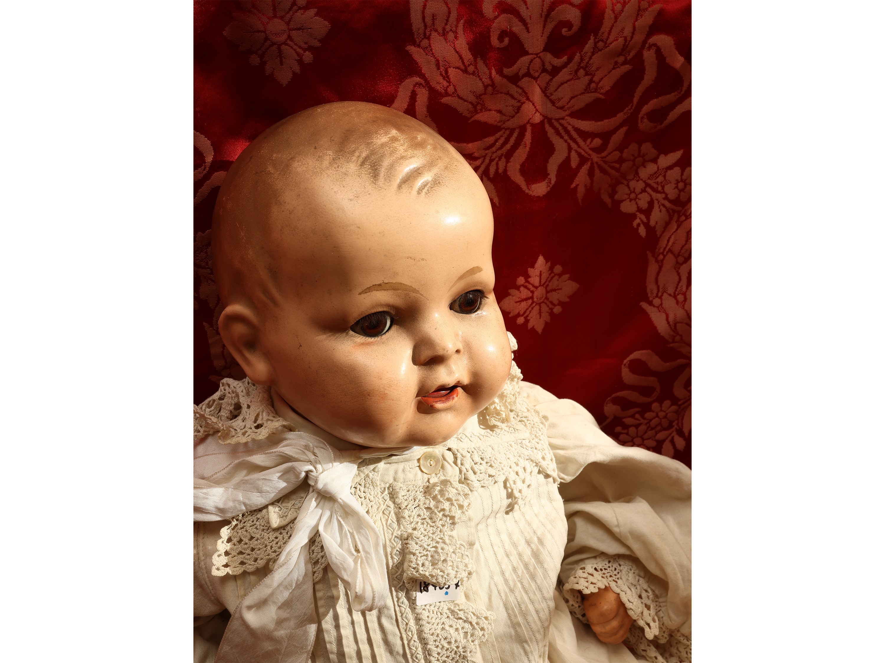 Germania, inizio XX secolo, Bambola/figura da bambino con occhi mobili in vetro e abito in organz...