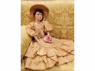 Bambola boudoir, tessuto dipinto e materiale composito, abito giallo (prima metà del XX secolo)