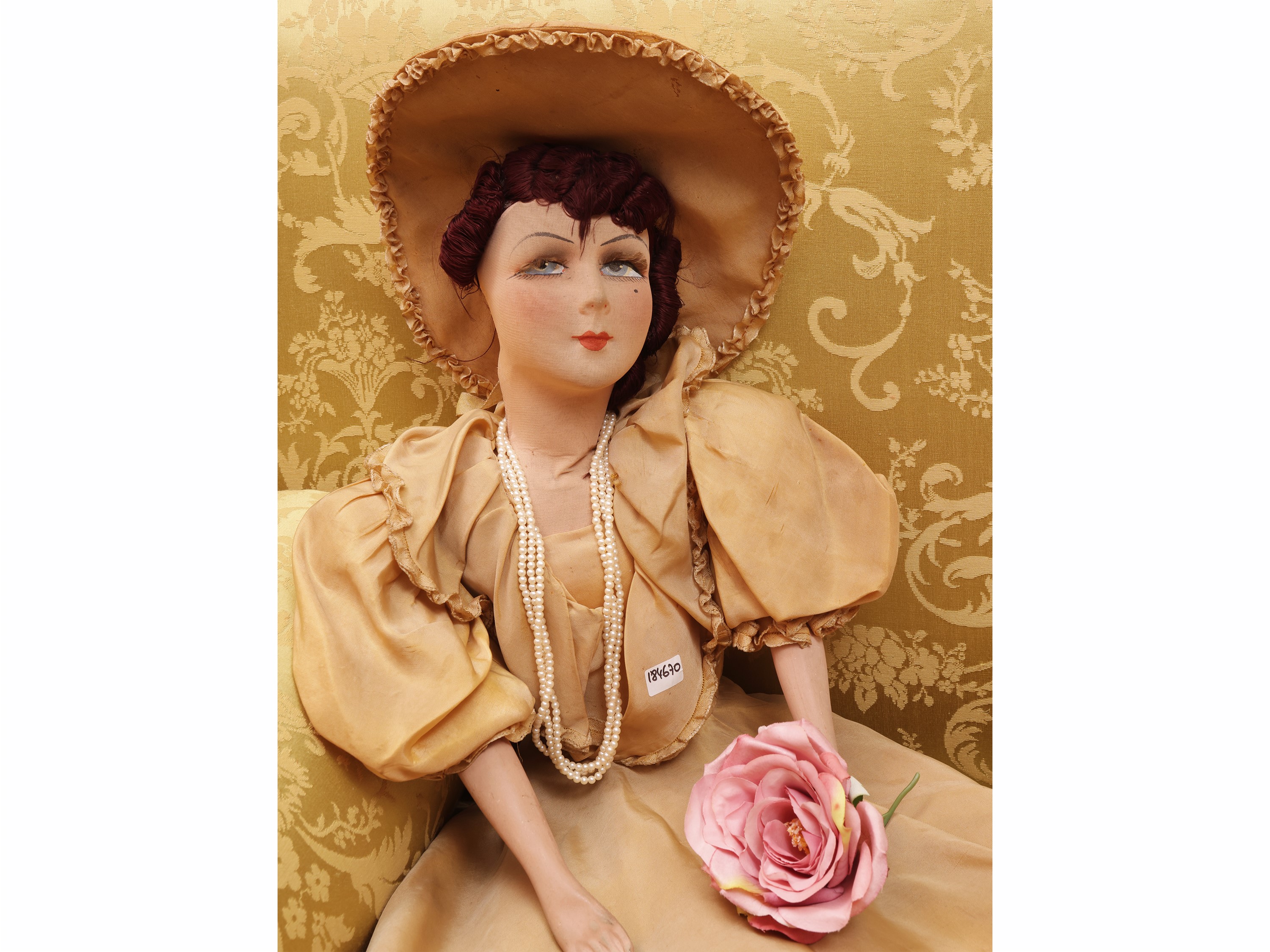 Bambola boudoir, tessuto dipinto e materiale composito, abito giallo (prima metà del XX secolo)