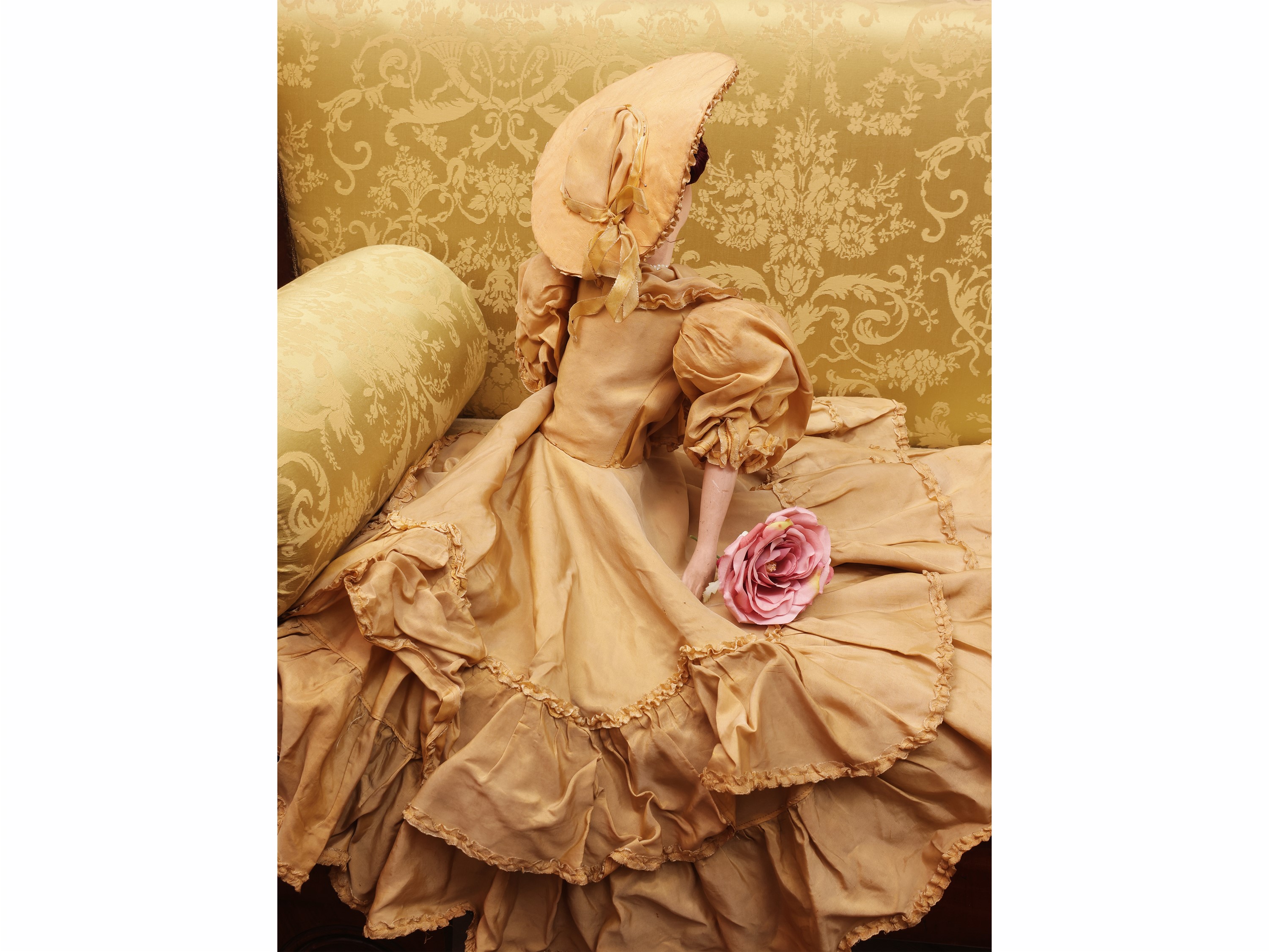 Bambola boudoir, tessuto dipinto e materiale composito, abito giallo (prima metà del XX secolo)