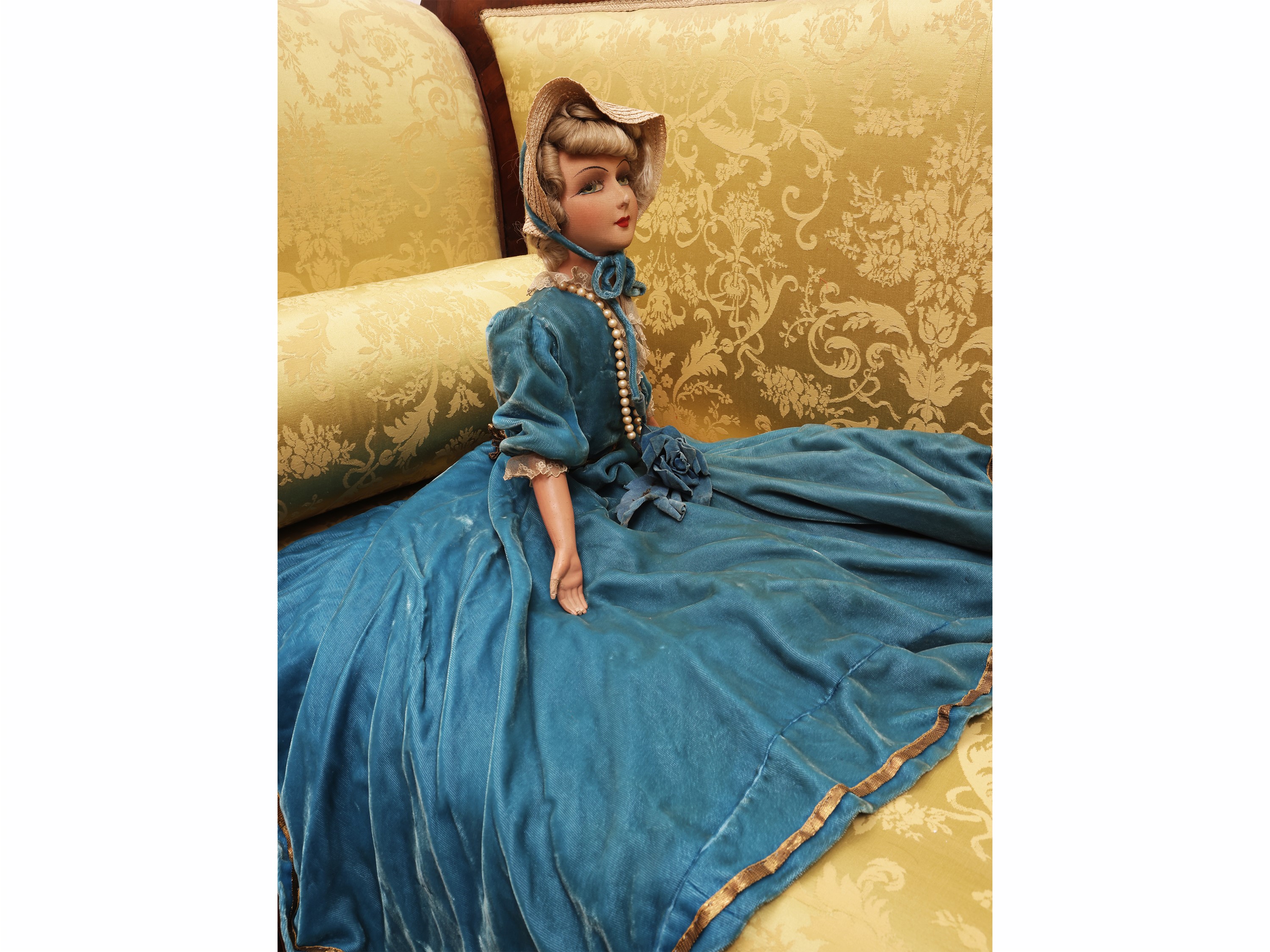 Bambola boudoir, tessuto dipinto e materiale composito, abito in velluto azzurro