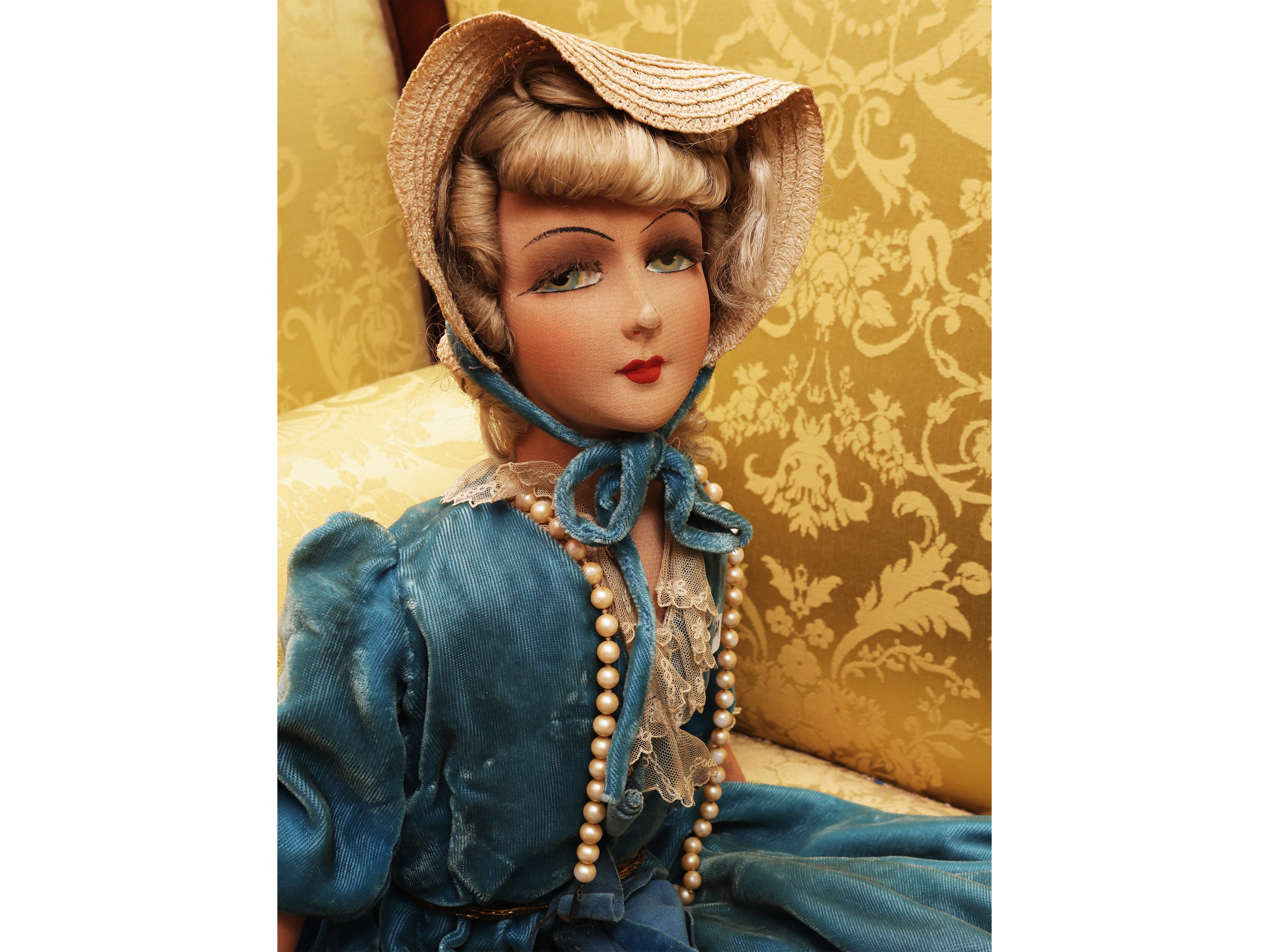 Bambola boudoir, tessuto dipinto e materiale composito, abito in velluto azzurro