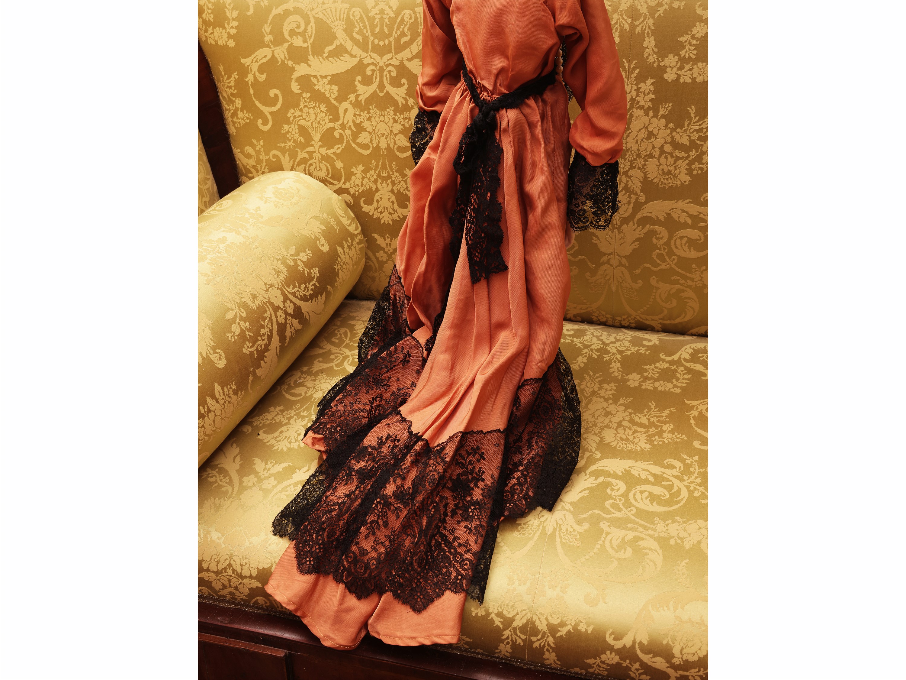 Bambola boudoir, prima metà del XX secolo, tessuto dipinto e materiale composito (h 85 cm)