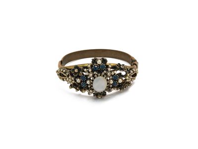 Bracciale rigido in metallo dorato con motivo floreale e opale cabochon centrale