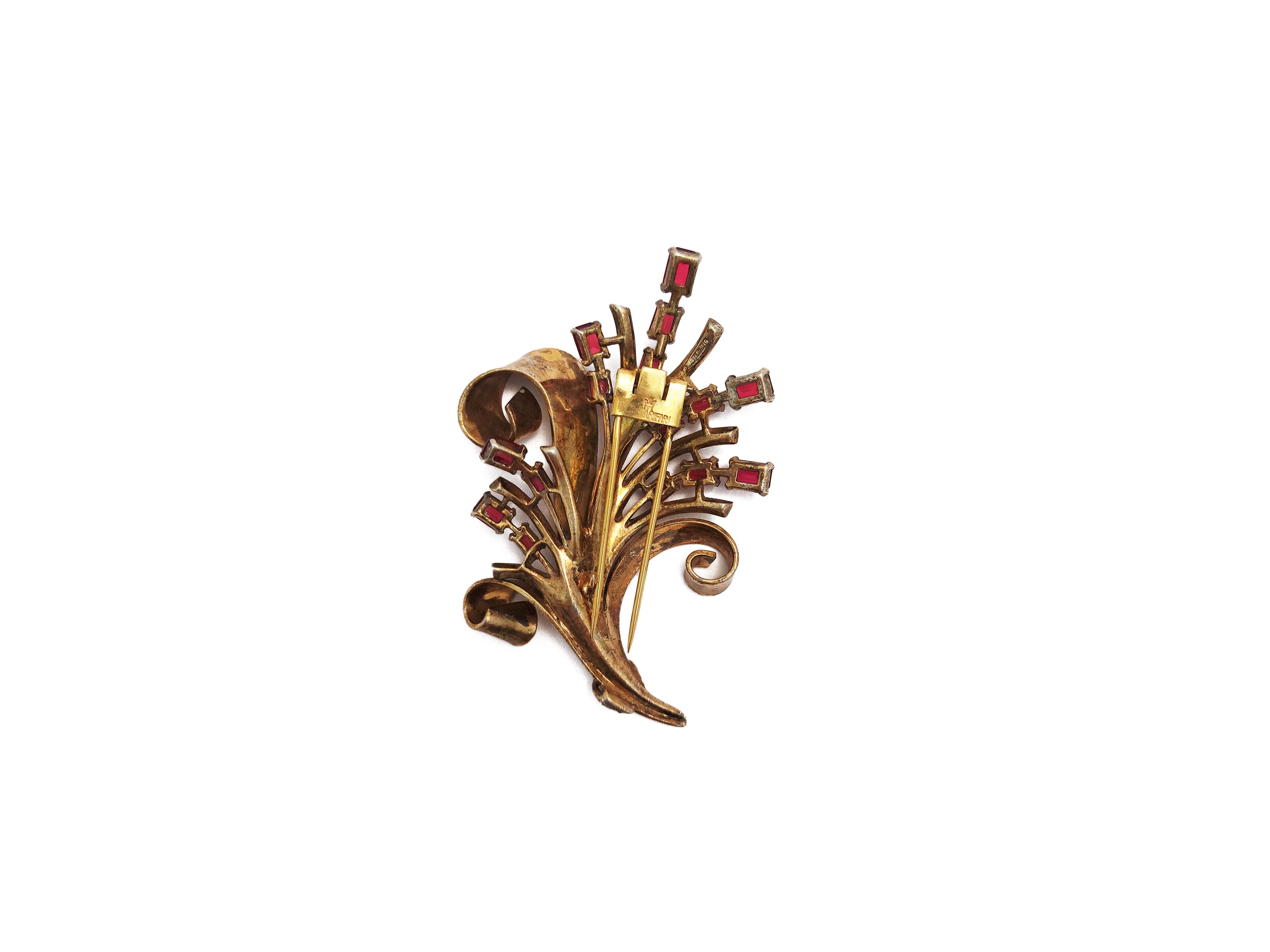Trifari, Spilla in Sterling dorato a forma di mazzo di fiori con strass