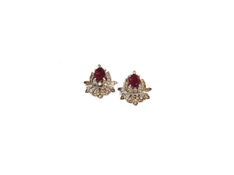 Trifari, Orecchini a clip in metallo argentato con strass a goccia color rubino