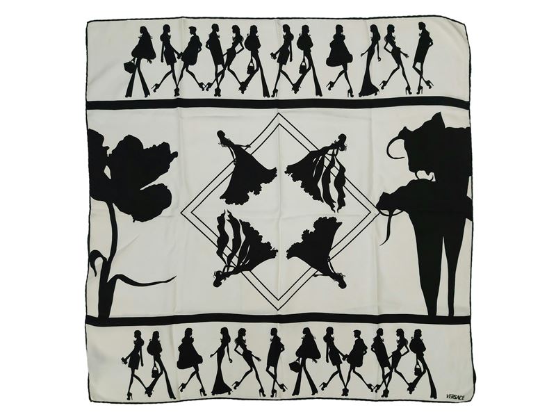 Versace, Foulard in seta bianco e nero con motivi di figure femminili