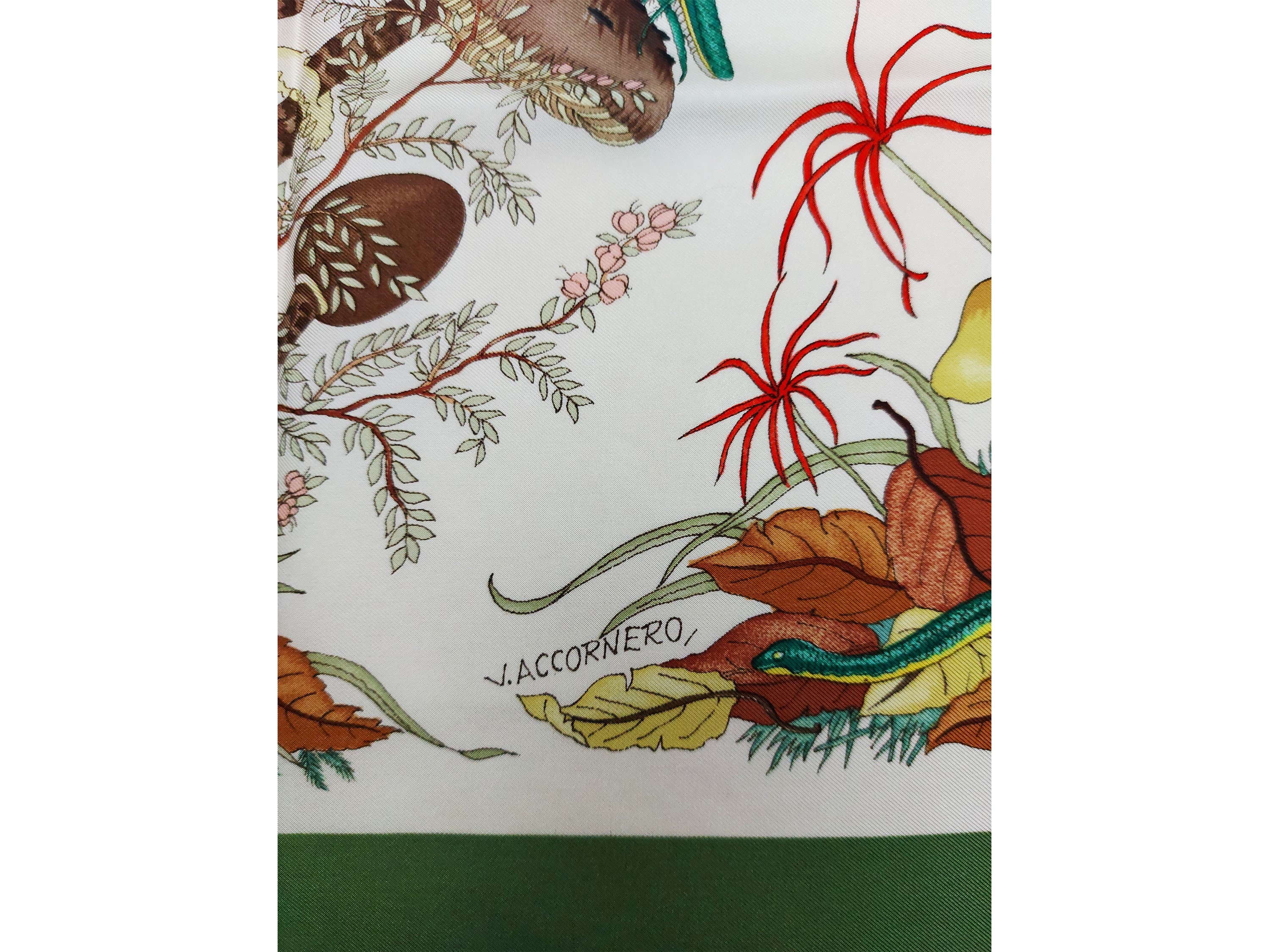 Gucci, Foulard in seta con motivo di foglie e funghi
