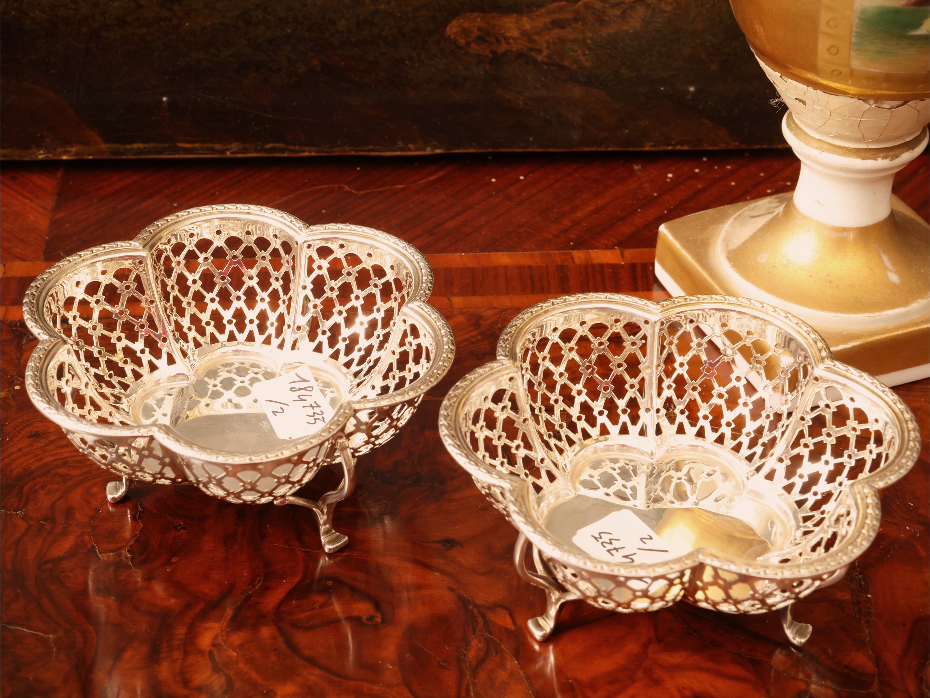 Mappin & Webb, Coppia di piccoli cestini polilobati in argento cesellati