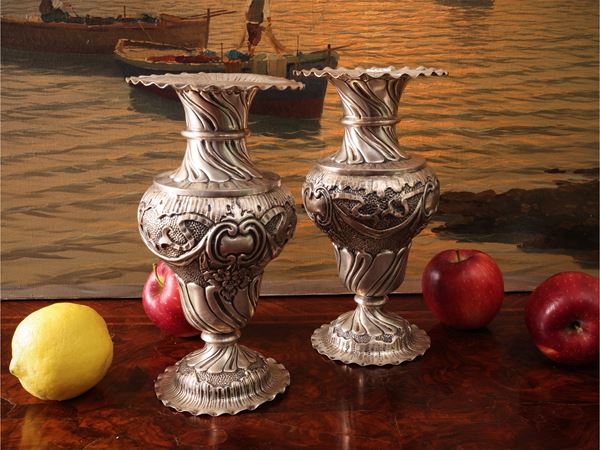 Coppia di piccoli vasi a balaustro in argento