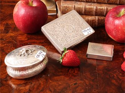 Argenteria, portafiammiferi cesellato con monogramma e due scatole cesellate