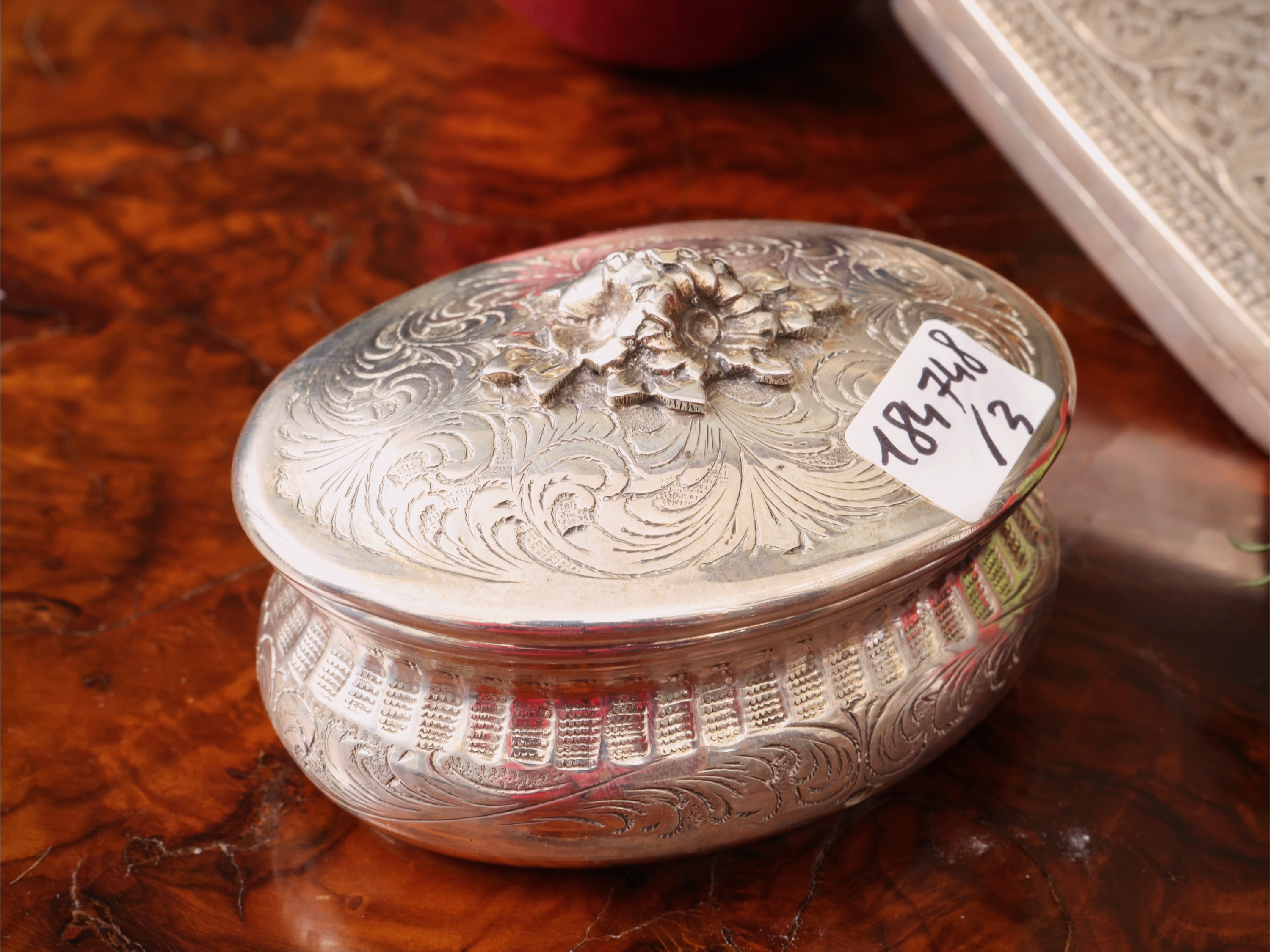 Argenteria, portafiammiferi cesellato con monogramma e due scatole cesellate