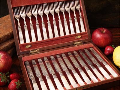 Set di posate da frutta, metallo argentato e madreperla, con scrigno in noce