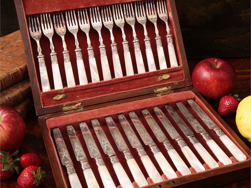 Set di posate da frutta, metallo argentato e madreperla, con scrigno in noce