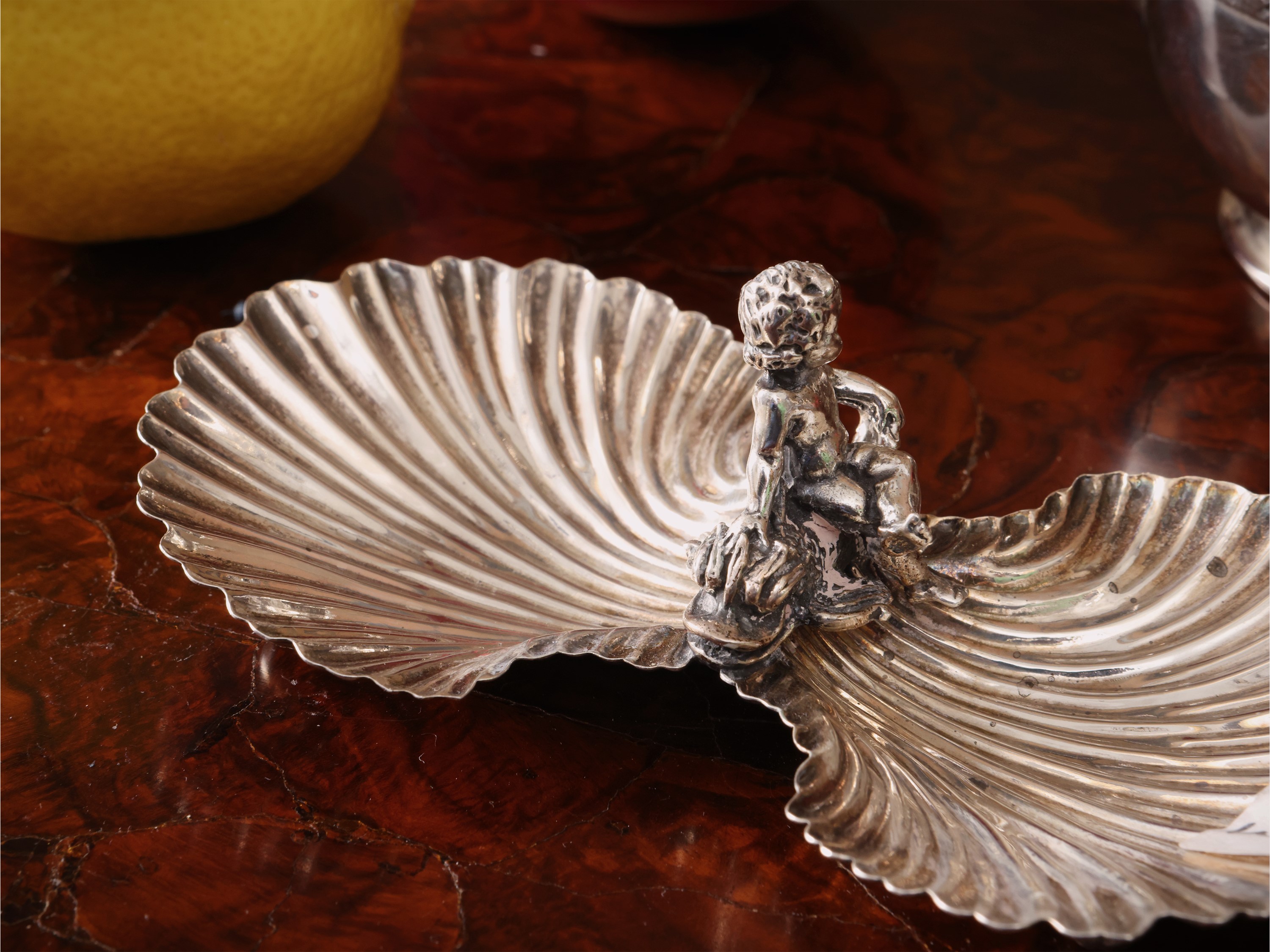 Argento 925, Accessori per la tavola: saliera con putto su tritone, zuccheriera cesellata e salie...