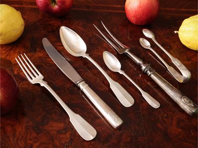 Servizio di posate d’epoca in argento, manico con scudetto e monogramma