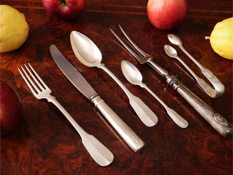 Servizio di posate d’epoca in argento, manico con scudetto e monogramma