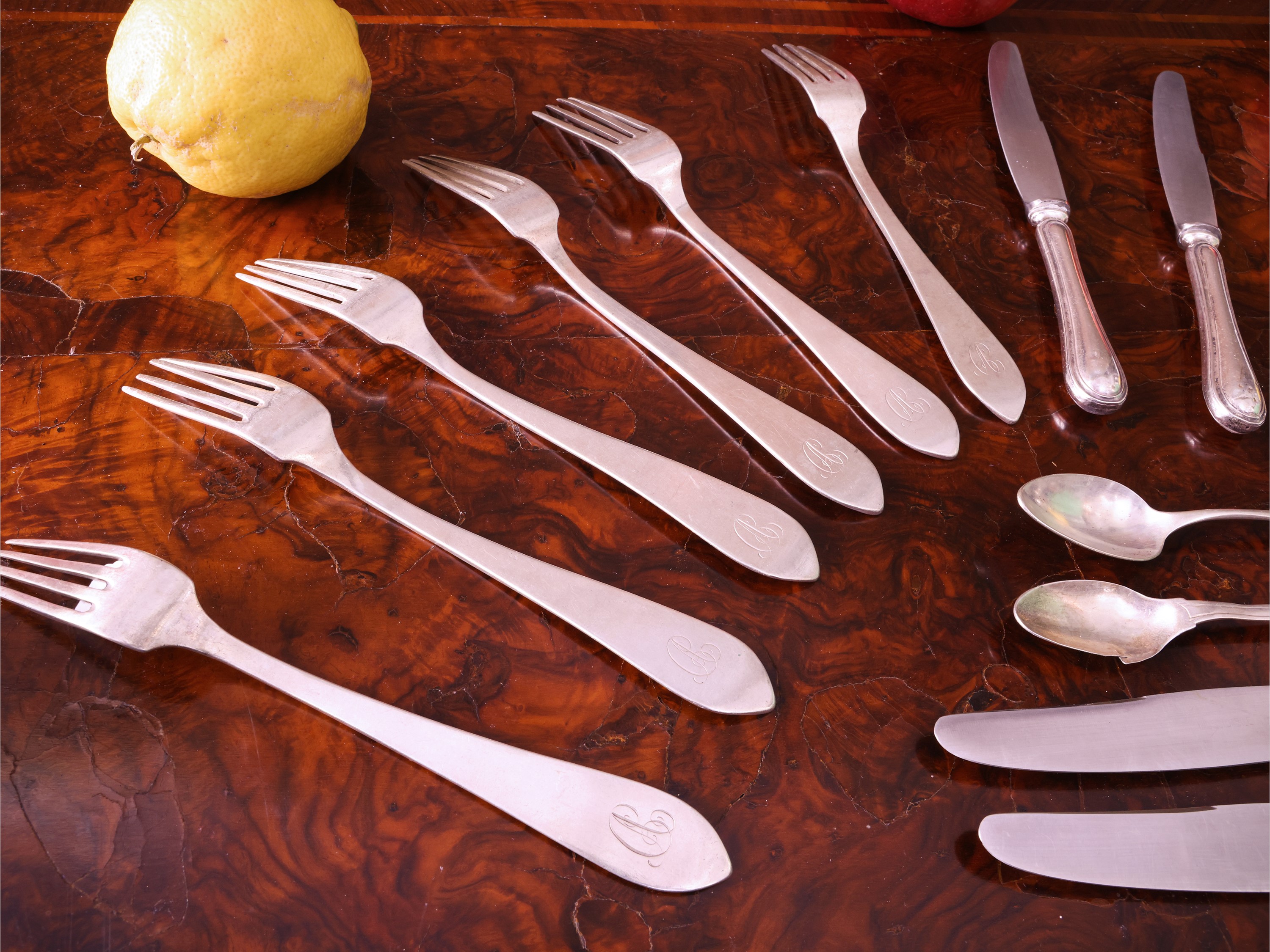 Miscellanea di posate d’epoca in argento, serie di 9 posate e 10 coltellini da frutta, XIX/XX sec...